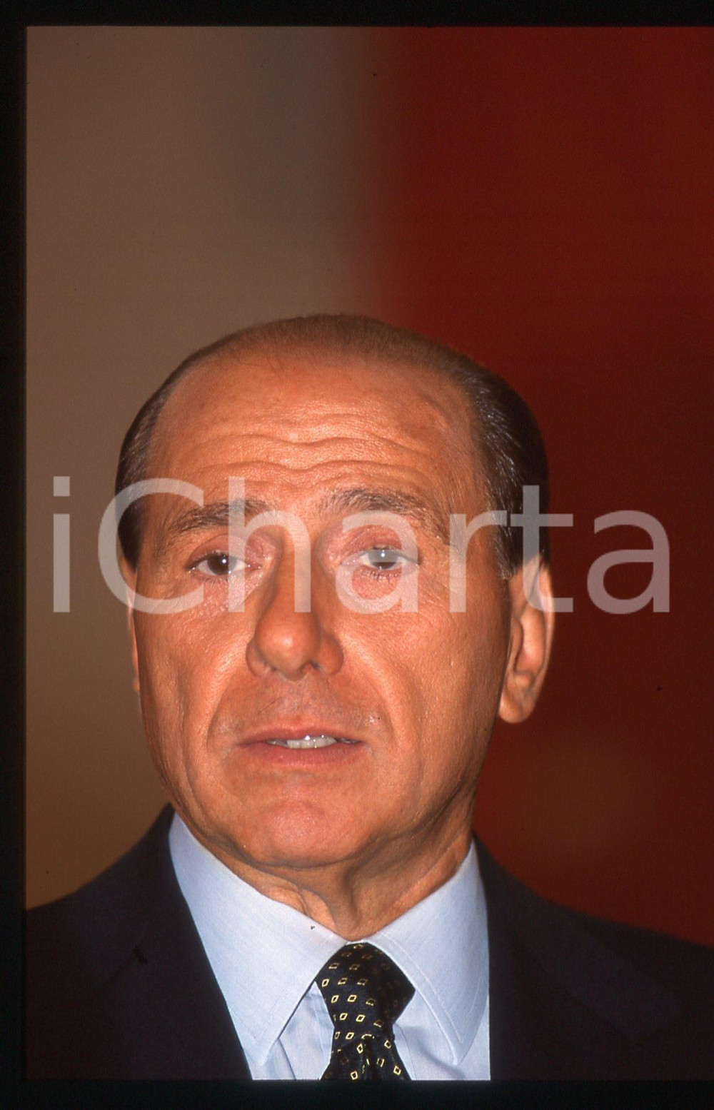 Silvio BERLUSCONI - Convegno ALLEANZA NAZIONALE 1995 ca * 35 mm vintage slide 48  Diapositiva d'epoca, in formato 35 mm.CONDIZIONI: GOODE' severamente vietata la riproduzione. Tutti i diritti sono riservati.ICharta mette in vendita, sul negozio eBay e in esclusiva sul sito "icharta" il proprio archivio composto da numerose diapositive e negativi fotografici d'epoca, tutti originali e autentici, che attraversano la storia del costume italiano tra gli la fine degli anni Sessanta e Novanta.Si tratta di uno sguardo inedito sull'attualità, la politica, la vita quotidiana, il gossip e la cultura, che fotografa il cambiamento della nazione in quest'ultimo scorcio del XX secolo. Un'occasione unica per il mercato del collezionismo, che vede finalmente disponibile un archivio eccezionale per vastità, tematiche e condizioni, in un settore (il negativo fotografico e la diapositiva) di assoluta novità e dalle interessanti prospettive di investimento.  GOOD/buono   originale e autentica 1
