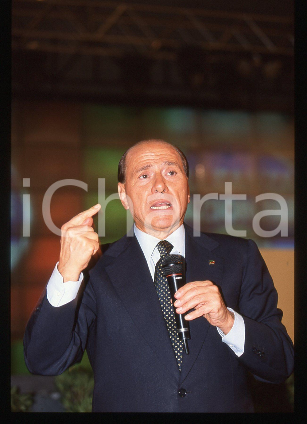 Silvio BERLUSCONI - Convegno ALLEANZA NAZIONALE 1995 ca * 35 mm vintage slide 49  Diapositiva d'epoca, in formato 35 mm.CONDIZIONI: GOODE' severamente vietata la riproduzione. Tutti i diritti sono riservati.ICharta mette in vendita, sul negozio eBay e in esclusiva sul sito "icharta" il proprio archivio composto da numerose diapositive e negativi fotografici d'epoca, tutti originali e autentici, che attraversano la storia del costume italiano tra gli la fine degli anni Sessanta e Novanta.Si tratta di uno sguardo inedito sull'attualità, la politica, la vita quotidiana, il gossip e la cultura, che fotografa il cambiamento della nazione in quest'ultimo scorcio del XX secolo. Un'occasione unica per il mercato del collezionismo, che vede finalmente disponibile un archivio eccezionale per vastità, tematiche e condizioni, in un settore (il negativo fotografico e la diapositiva) di assoluta novità e dalle interessanti prospettive di investimento.  GOOD/buono   originale e autentica 1