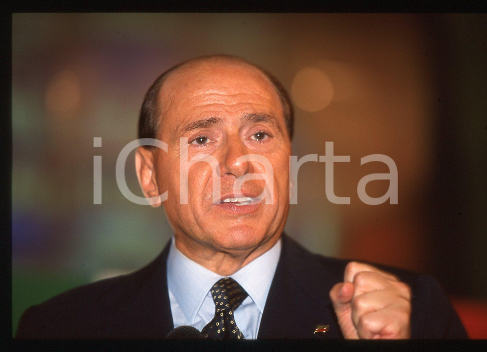 Silvio BERLUSCONI - Convegno ALLEANZA NAZIONALE 1995 ca * 35 mm vintage slide 50  Diapositiva d'epoca, in formato 35 mm.CONDIZIONI: GOODE' severamente vietata la riproduzione. Tutti i diritti sono riservati. ICharta mette in vendita, sul negozio eBay e in esclusiva sul sito "icharta" il proprio archivio composto da numerose diapositive e negativi fotografici d'epoca, tutti originali e autentici, che attraversano la storia del costume italiano tra gli la fine degli anni Sessanta e Novanta.Si tratta di uno sguardo inedito sull'attualità, la politica, la vita quotidiana, il gossip e la cultura, che fotografa il cambiamento della nazione in quest'ultimo scorcio del XX secolo. Un'occasione unica per il mercato del collezionismo, che vede finalmente disponibile un archivio eccezionale per vastità, tematiche e condizioni, in un settore (il negativo fotografico e la diapositiva) di assoluta novità e dalle interessanti prospettive di investimento.  GOOD/buono   originale e autentica 1