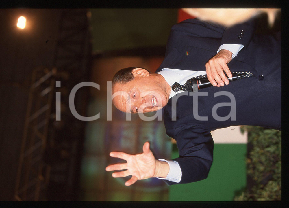 Silvio BERLUSCONI - Convegno ALLEANZA NAZIONALE 1995 ca * 35 mm vintage slide 51  Diapositiva d'epoca, in formato 35 mm.CONDIZIONI: GOODE' severamente vietata la riproduzione. Tutti i diritti sono riservati. ICharta mette in vendita, sul negozio eBay e in esclusiva sul sito "icharta" il proprio archivio composto da numerose diapositive e negativi fotografici d'epoca, tutti originali e autentici, che attraversano la storia del costume italiano tra gli la fine degli anni Sessanta e Novanta.Si tratta di uno sguardo inedito sull'attualità, la politica, la vita quotidiana, il gossip e la cultura, che fotografa il cambiamento della nazione in quest'ultimo scorcio del XX secolo. Un'occasione unica per il mercato del collezionismo, che vede finalmente disponibile un archivio eccezionale per vastità, tematiche e condizioni, in un settore (il negativo fotografico e la diapositiva) di assoluta novità e dalle interessanti prospettive di investimento.  GOOD/buono   originale e autentica 1