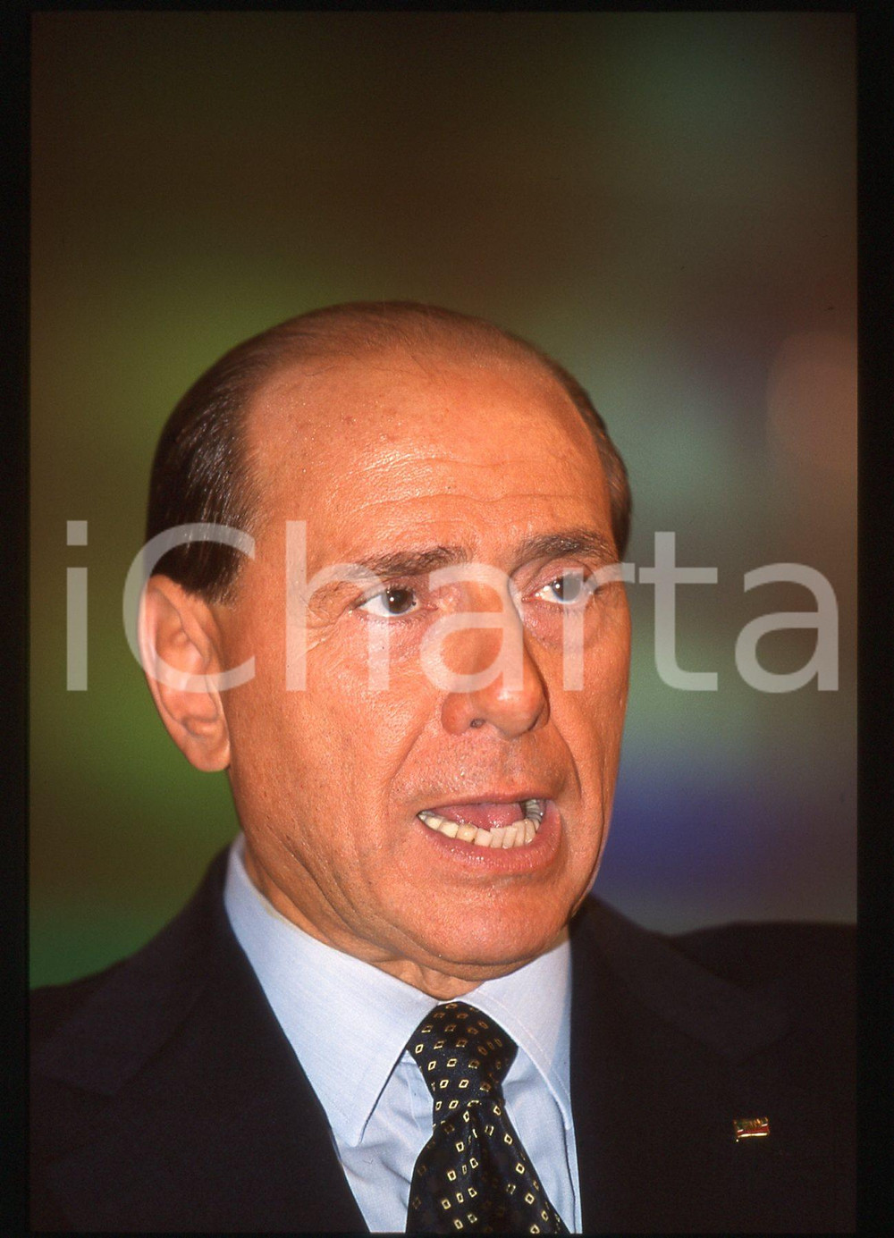 Silvio BERLUSCONI - Convegno ALLEANZA NAZIONALE 1995 ca * 35 mm vintage slide 53  Diapositiva d'epoca, in formato 35 mm.CONDIZIONI: GOODE' severamente vietata la riproduzione. Tutti i diritti sono riservati. ICharta mette in vendita, sul negozio eBay e in esclusiva sul sito "icharta" il proprio archivio composto da numerose diapositive e negativi fotografici d'epoca, tutti originali e autentici, che attraversano la storia del costume italiano tra gli la fine degli anni Sessanta e Novanta.Si tratta di uno sguardo inedito sull'attualità, la politica, la vita quotidiana, il gossip e la cultura, che fotografa il cambiamento della nazione in quest'ultimo scorcio del XX secolo. Un'occasione unica per il mercato del collezionismo, che vede finalmente disponibile un archivio eccezionale per vastità, tematiche e condizioni, in un settore (il negativo fotografico e la diapositiva) di assoluta novità e dalle interessanti prospettive di investimento.  GOOD/buono   originale e autentica 1