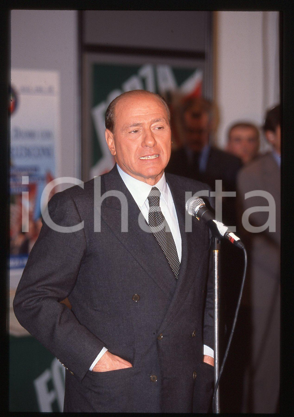Silvio BERLUSCONI Congresso FORZA ITALIA - Milano 1998 * 35 mm vintage slide 16  Diapositiva d'epoca, in formato 35 mm.CONDIZIONI: GOODE' severamente vietata la riproduzione. Tutti i diritti sono riservati.ICharta mette in vendita, sul negozio eBay e in esclusiva sul sito "icharta" il proprio archivio composto da numerose diapositive e negativi fotografici d'epoca, tutti originali e autentici, che attraversano la storia del costume italiano tra gli la fine degli anni Sessanta e Novanta.Si tratta di uno sguardo inedito sull'attualità, la politica, la vita quotidiana, il gossip e la cultura, che fotografa il cambiamento della nazione in quest'ultimo scorcio del XX secolo. Un'occasione unica per il mercato del collezionismo, che vede finalmente disponibile un archivio eccezionale per vastità, tematiche e condizioni, in un settore (il negativo fotografico e la diapositiva) di assoluta novità e dalle interessanti prospettive di investimento.  GOOD/buono   originale e autentica 1