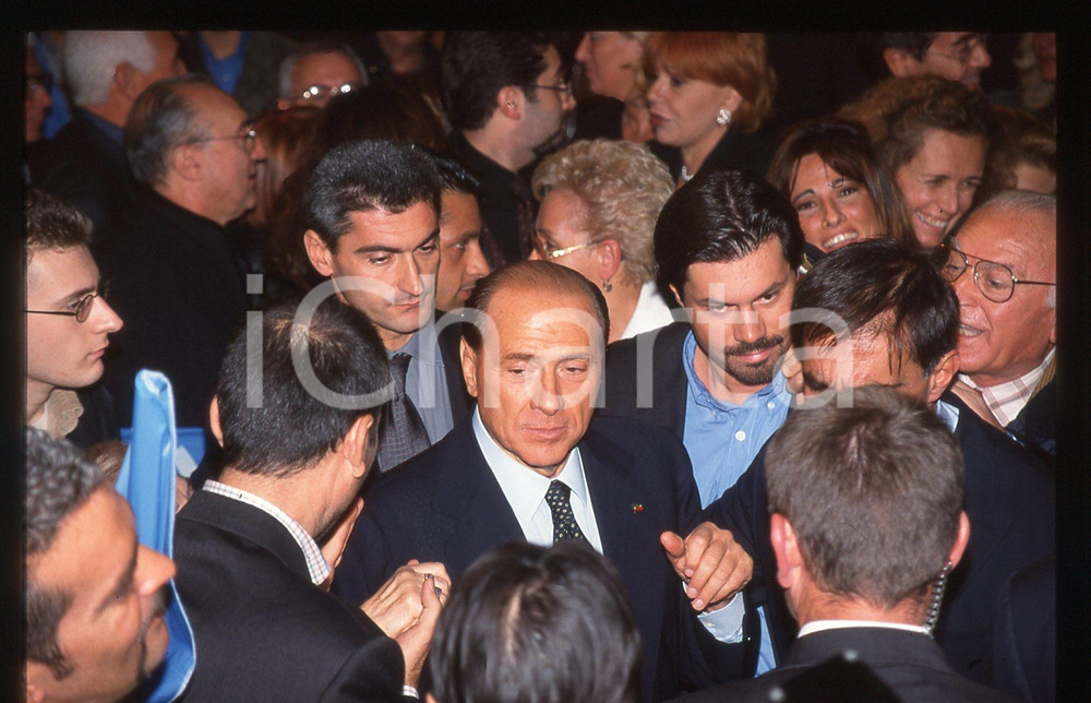 Silvio BERLUSCONI Congresso FORZA ITALIA - Milano 1998 * 35 mm vintage slide 17  Diapositiva d'epoca, in formato 35 mm.CONDIZIONI: GOODE' severamente vietata la riproduzione. Tutti i diritti sono riservati.ICharta mette in vendita, sul negozio eBay e in esclusiva sul sito "icharta" il proprio archivio composto da numerose diapositive e negativi fotografici d'epoca, tutti originali e autentici, che attraversano la storia del costume italiano tra gli la fine degli anni Sessanta e Novanta.Si tratta di uno sguardo inedito sull'attualità, la politica, la vita quotidiana, il gossip e la cultura, che fotografa il cambiamento della nazione in quest'ultimo scorcio del XX secolo. Un'occasione unica per il mercato del collezionismo, che vede finalmente disponibile un archivio eccezionale per vastità, tematiche e condizioni, in un settore (il negativo fotografico e la diapositiva) di assoluta novità e dalle interessanti prospettive di investimento.  GOOD/buono   originale e autentica 1