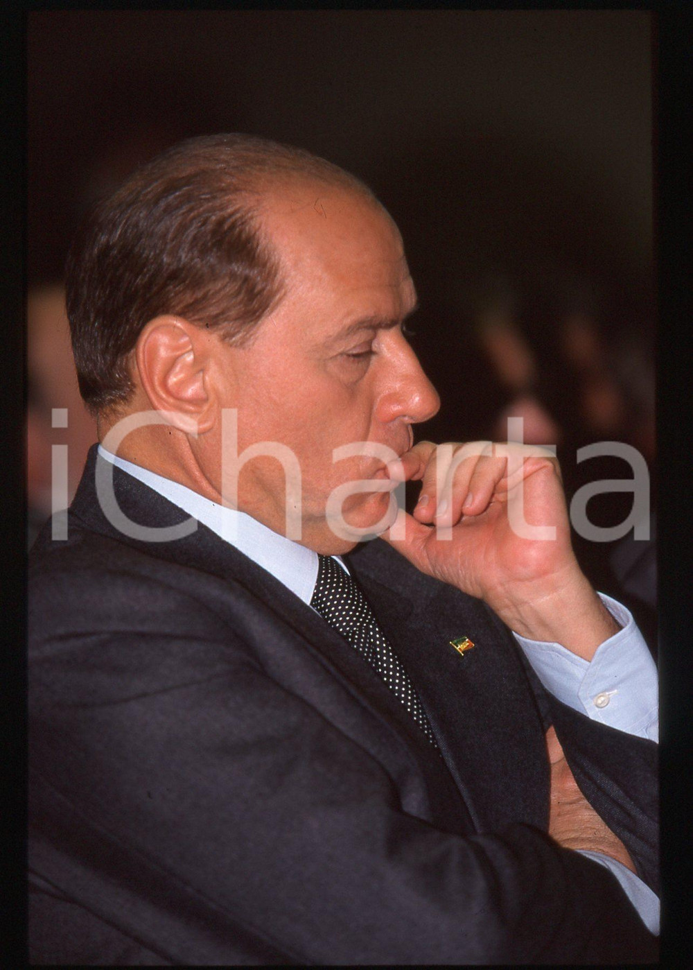 Silvio BERLUSCONI - Convegno ALLEANZA NAZIONALE 1995 ca * 35 mm vintage slide 63  Diapositiva d'epoca, in formato 35 mm.CONDIZIONI: GOODE' severamente vietata la riproduzione. Tutti i diritti sono riservati.ICharta mette in vendita, sul negozio eBay e in esclusiva sul sito "icharta" il proprio archivio composto da numerose diapositive e negativi fotografici d'epoca, tutti originali e autentici, che attraversano la storia del costume italiano tra gli la fine degli anni Sessanta e Novanta.Si tratta di uno sguardo inedito sull'attualità, la politica, la vita quotidiana, il gossip e la cultura, che fotografa il cambiamento della nazione in quest'ultimo scorcio del XX secolo. Un'occasione unica per il mercato del collezionismo, che vede finalmente disponibile un archivio eccezionale per vastità, tematiche e condizioni, in un settore (il negativo fotografico e la diapositiva) di assoluta novità e dalle interessanti prospettive di investimento.  GOOD/buono   originale e autentica 1