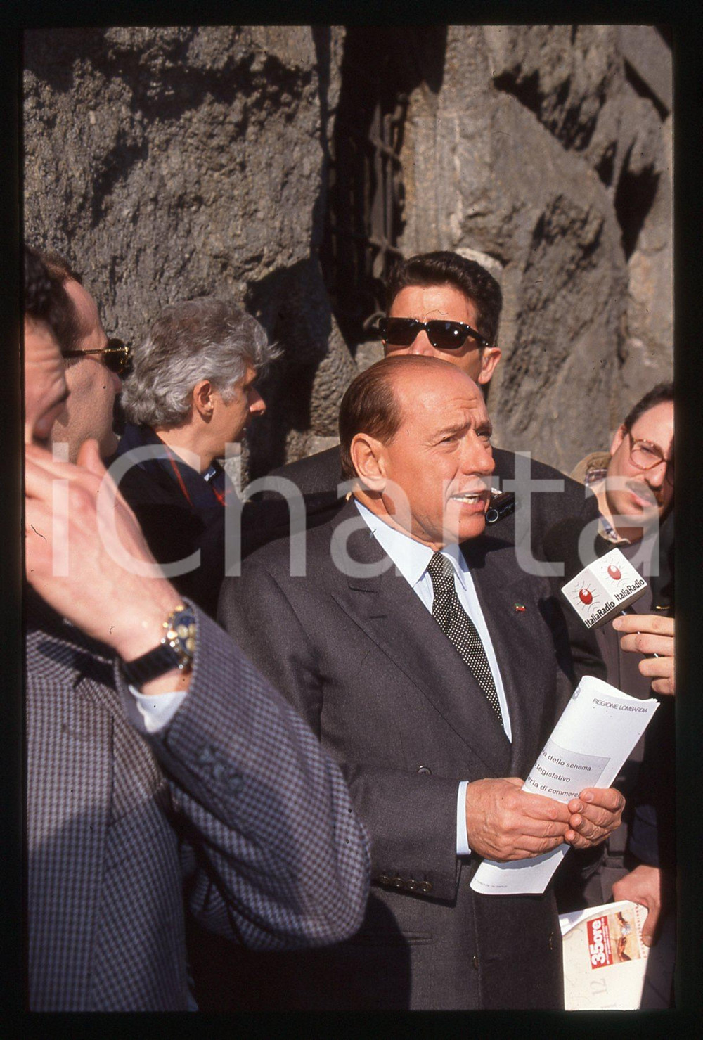 Silvio BERLUSCONI POLITICA FORZA ITALIA PORTOFINO 1995 ca *35 mm vintage slide 9  Diapositiva d'epoca, in formato 35 mm.CONDIZIONI: GOODE' severamente vietata la riproduzione. Tutti i diritti sono riservati.ICharta mette in vendita, sul negozio eBay e in esclusiva sul sito "icharta" il proprio archivio composto da numerose diapositive e negativi fotografici d'epoca, tutti originali e autentici, che attraversano la storia del costume italiano tra gli la fine degli anni Sessanta e Novanta.Si tratta di uno sguardo inedito sull'attualità, la politica, la vita quotidiana, il gossip e la cultura, che fotografa il cambiamento della nazione in quest'ultimo scorcio del XX secolo. Un'occasione unica per il mercato del collezionismo, che vede finalmente disponibile un archivio eccezionale per vastità, tematiche e condizioni, in un settore (il negativo fotografico e la diapositiva) di assoluta novità e dalle interessanti prospettive di investimento.  GOOD/buono   originale e autentica 1