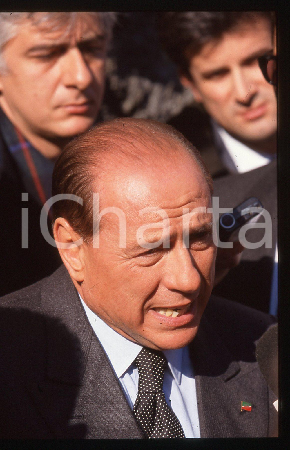 Silvio BERLUSCONI POLITICA FORZA ITALIA PORTOFINO 1995ca *35 mm vintage slide 10  Diapositiva d'epoca, in formato 35 mm.CONDIZIONI: GOODE' severamente vietata la riproduzione. Tutti i diritti sono riservati.ICharta mette in vendita, sul negozio eBay e in esclusiva sul sito "icharta" il proprio archivio composto da numerose diapositive e negativi fotografici d'epoca, tutti originali e autentici, che attraversano la storia del costume italiano tra gli la fine degli anni Sessanta e Novanta.Si tratta di uno sguardo inedito sull'attualità, la politica, la vita quotidiana, il gossip e la cultura, che fotografa il cambiamento della nazione in quest'ultimo scorcio del XX secolo. Un'occasione unica per il mercato del collezionismo, che vede finalmente disponibile un archivio eccezionale per vastità, tematiche e condizioni, in un settore (il negativo fotografico e la diapositiva) di assoluta novità e dalle interessanti prospettive di investimento.  GOOD/buono   originale e autentica 1