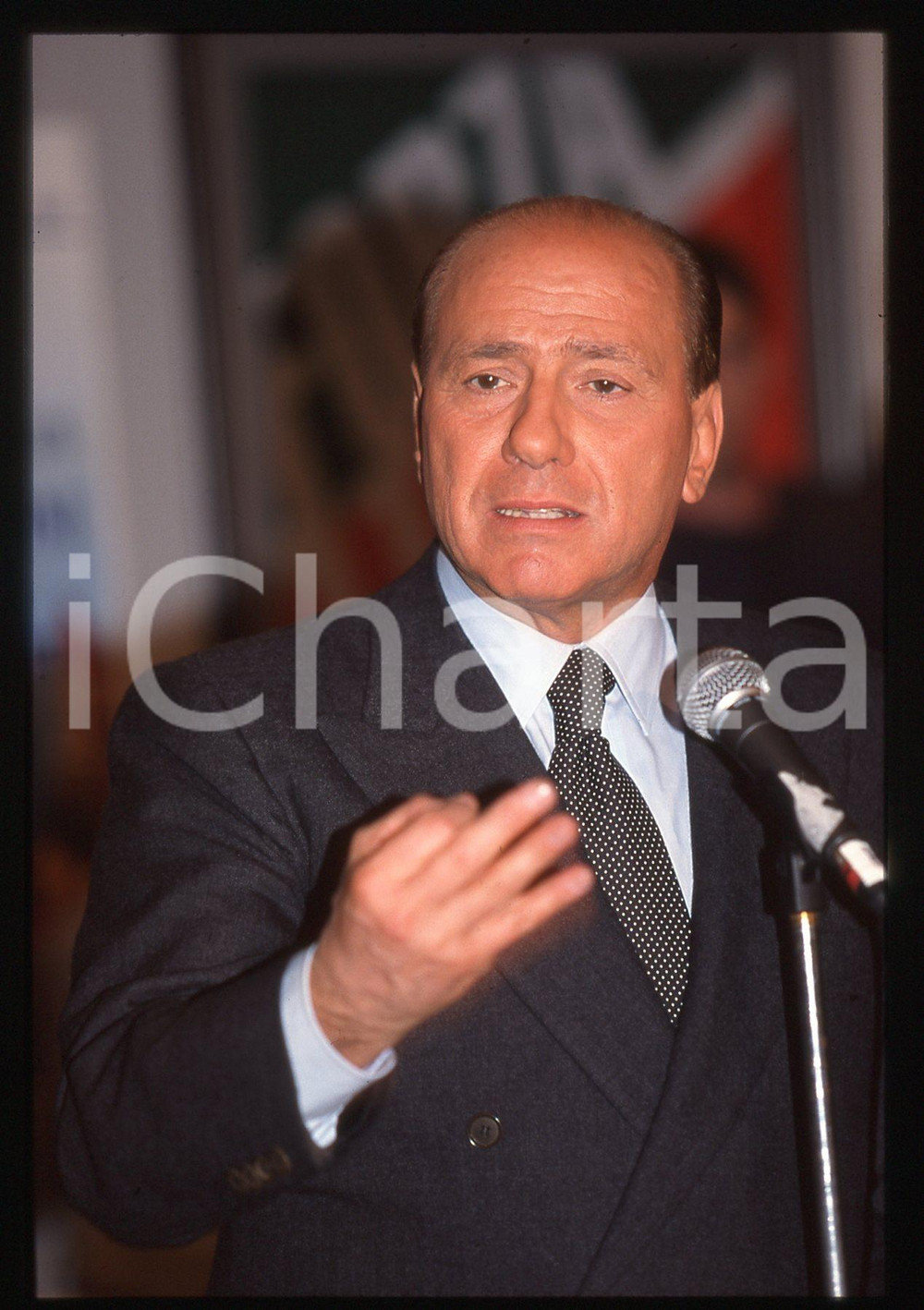 Silvio BERLUSCONI POLITICA convegno FORZA ITALIA 1995ca *35 mm vintage slide 214  Diapositiva d'epoca, in formato 35 mm.CONDIZIONI: GOODE' severamente vietata la riproduzione. Tutti i diritti sono riservati. ICharta mette in vendita, sul negozio eBay e in esclusiva sul sito "icharta" il proprio archivio composto da numerose diapositive e negativi fotografici d'epoca, tutti originali e autentici, che attraversano la storia del costume italiano tra gli la fine degli anni Sessanta e Novanta.Si tratta di uno sguardo inedito sull'attualità, la politica, la vita quotidiana, il gossip e la cultura, che fotografa il cambiamento della nazione in quest'ultimo scorcio del XX secolo. Un'occasione unica per il mercato del collezionismo, che vede finalmente disponibile un archivio eccezionale per vastità, tematiche e condizioni, in un settore (il negativo fotografico e la diapositiva) di assoluta novità e dalle interessanti prospettive di investimento.  GOOD/buono   originale e autentica 1