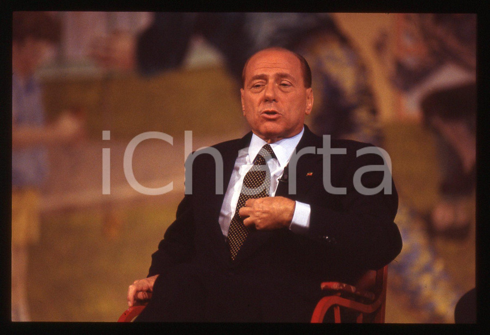 Silvio BERLUSCONI POLITICA convegno FORZA ITALIA 1995ca *35 mm vintage slide 215  Diapositiva d'epoca, in formato 35 mm.CONDIZIONI: GOODE' severamente vietata la riproduzione. Tutti i diritti sono riservati.ICharta mette in vendita, sul negozio eBay e in esclusiva sul sito "icharta" il proprio archivio composto da numerose diapositive e negativi fotografici d'epoca, tutti originali e autentici, che attraversano la storia del costume italiano tra gli la fine degli anni Sessanta e Novanta.Si tratta di uno sguardo inedito sull'attualità, la politica, la vita quotidiana, il gossip e la cultura, che fotografa il cambiamento della nazione in quest'ultimo scorcio del XX secolo. Un'occasione unica per il mercato del collezionismo, che vede finalmente disponibile un archivio eccezionale per vastità, tematiche e condizioni, in un settore (il negativo fotografico e la diapositiva) di assoluta novità e dalle interessanti prospettive di investimento.  GOOD/buono   originale e autentica 1