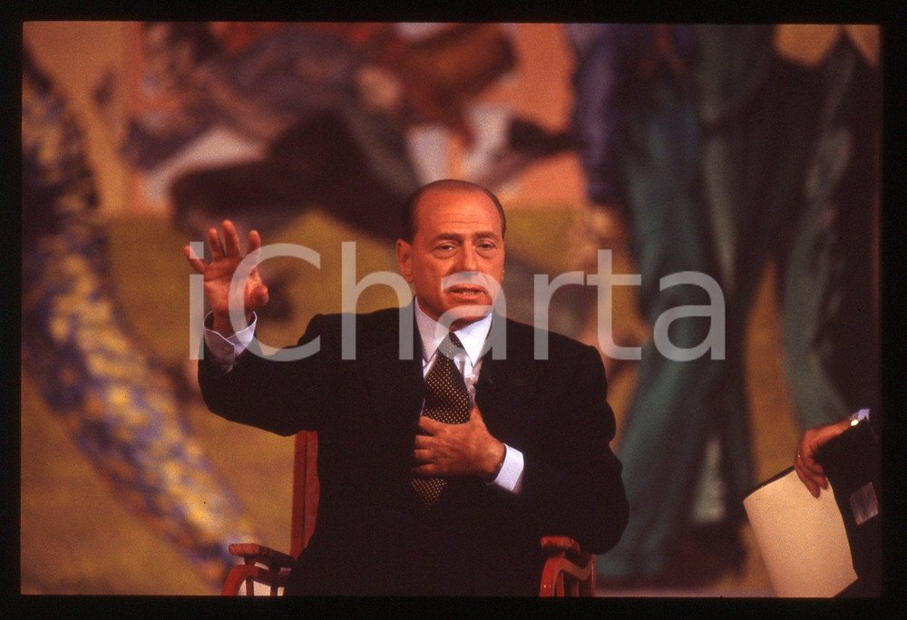 Silvio BERLUSCONI POLITICA convegno FORZA ITALIA 1995ca *35 mm vintage slide 222  Diapositiva d'epoca, in formato 35 mm.CONDIZIONI: GOODE' severamente vietata la riproduzione. Tutti i diritti sono riservati.ICharta mette in vendita, sul negozio eBay e in esclusiva sul sito "icharta" il proprio archivio composto da numerose diapositive e negativi fotografici d'epoca, tutti originali e autentici, che attraversano la storia del costume italiano tra gli la fine degli anni Sessanta e Novanta.Si tratta di uno sguardo inedito sull'attualità, la politica, la vita quotidiana, il gossip e la cultura, che fotografa il cambiamento della nazione in quest'ultimo scorcio del XX secolo. Un'occasione unica per il mercato del collezionismo, che vede finalmente disponibile un archivio eccezionale per vastità, tematiche e condizioni, in un settore (il negativo fotografico e la diapositiva) di assoluta novità e dalle interessanti prospettive di investimento.  GOOD/buono   originale e autentica 1