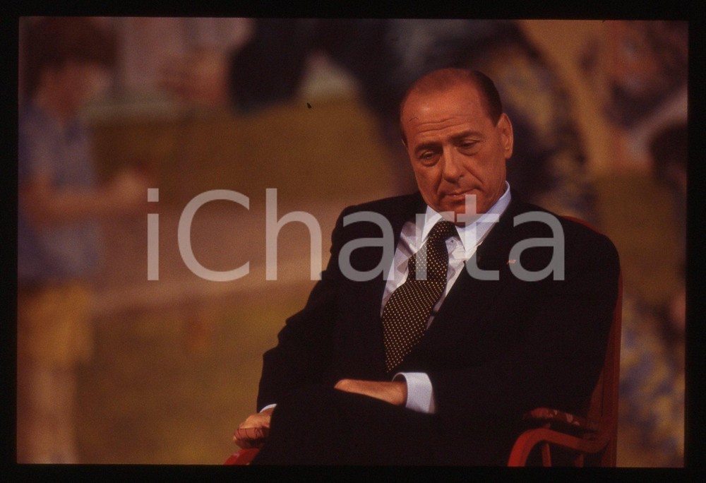 Silvio BERLUSCONI POLITICA convegno FORZA ITALIA 1995ca *35 mm vintage slide 223  Diapositiva d'epoca, in formato 35 mm.CONDIZIONI: GOODE' severamente vietata la riproduzione. Tutti i diritti sono riservati.ICharta mette in vendita, sul negozio eBay e in esclusiva sul sito "icharta" il proprio archivio composto da numerose diapositive e negativi fotografici d'epoca, tutti originali e autentici, che attraversano la storia del costume italiano tra gli la fine degli anni Sessanta e Novanta.Si tratta di uno sguardo inedito sull'attualità, la politica, la vita quotidiana, il gossip e la cultura, che fotografa il cambiamento della nazione in quest'ultimo scorcio del XX secolo. Un'occasione unica per il mercato del collezionismo, che vede finalmente disponibile un archivio eccezionale per vastità, tematiche e condizioni, in un settore (il negativo fotografico e la diapositiva) di assoluta novità e dalle interessanti prospettive di investimento.  GOOD/buono   originale e autentica 1