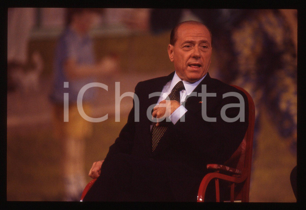 Silvio BERLUSCONI POLITICA convegno FORZA ITALIA 1995ca *35 mm vintage slide 225  Diapositiva d'epoca, in formato 35 mm.CONDIZIONI: GOODE' severamente vietata la riproduzione. Tutti i diritti sono riservati.ICharta mette in vendita, sul negozio eBay e in esclusiva sul sito "icharta" il proprio archivio composto da numerose diapositive e negativi fotografici d'epoca, tutti originali e autentici, che attraversano la storia del costume italiano tra gli la fine degli anni Sessanta e Novanta.Si tratta di uno sguardo inedito sull'attualità, la politica, la vita quotidiana, il gossip e la cultura, che fotografa il cambiamento della nazione in quest'ultimo scorcio del XX secolo. Un'occasione unica per il mercato del collezionismo, che vede finalmente disponibile un archivio eccezionale per vastità, tematiche e condizioni, in un settore (il negativo fotografico e la diapositiva) di assoluta novità e dalle interessanti prospettive di investimento.  GOOD/buono   originale e autentica 1
