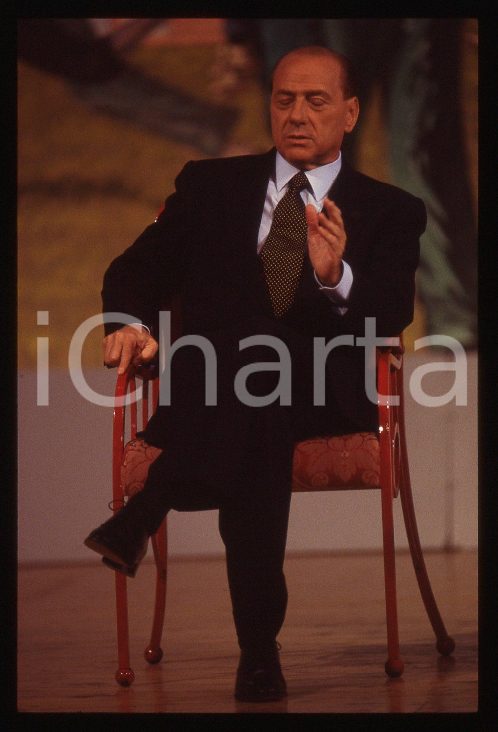 Silvio BERLUSCONI POLITICA convegno FORZA ITALIA 1995ca *35 mm vintage slide 226  Diapositiva d'epoca, in formato 35 mm.CONDIZIONI: GOODE' severamente vietata la riproduzione. Tutti i diritti sono riservati. ICharta mette in vendita, sul negozio eBay e in esclusiva sul sito "icharta" il proprio archivio composto da numerose diapositive e negativi fotografici d'epoca, tutti originali e autentici, che attraversano la storia del costume italiano tra gli la fine degli anni Sessanta e Novanta.Si tratta di uno sguardo inedito sull'attualità, la politica, la vita quotidiana, il gossip e la cultura, che fotografa il cambiamento della nazione in quest'ultimo scorcio del XX secolo. Un'occasione unica per il mercato del collezionismo, che vede finalmente disponibile un archivio eccezionale per vastità, tematiche e condizioni, in un settore (il negativo fotografico e la diapositiva) di assoluta novità e dalle interessanti prospettive di investimento.  GOOD/buono   originale e autentica 1
