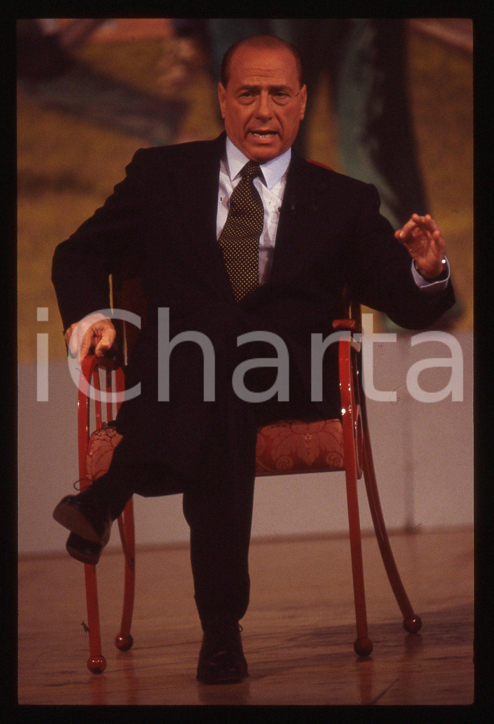 Silvio BERLUSCONI POLITICA convegno FORZA ITALIA 1995ca *35 mm vintage slide 228  Diapositiva d'epoca, in formato 35 mm.CONDIZIONI: GOODE' severamente vietata la riproduzione. Tutti i diritti sono riservati.ICharta mette in vendita, sul negozio eBay e in esclusiva sul sito "icharta" il proprio archivio composto da numerose diapositive e negativi fotografici d'epoca, tutti originali e autentici, che attraversano la storia del costume italiano tra gli la fine degli anni Sessanta e Novanta.Si tratta di uno sguardo inedito sull'attualità, la politica, la vita quotidiana, il gossip e la cultura, che fotografa il cambiamento della nazione in quest'ultimo scorcio del XX secolo. Un'occasione unica per il mercato del collezionismo, che vede finalmente disponibile un archivio eccezionale per vastità, tematiche e condizioni, in un settore (il negativo fotografico e la diapositiva) di assoluta novità e dalle interessanti prospettive di investimento.  GOOD/buono   originale e autentica 1
