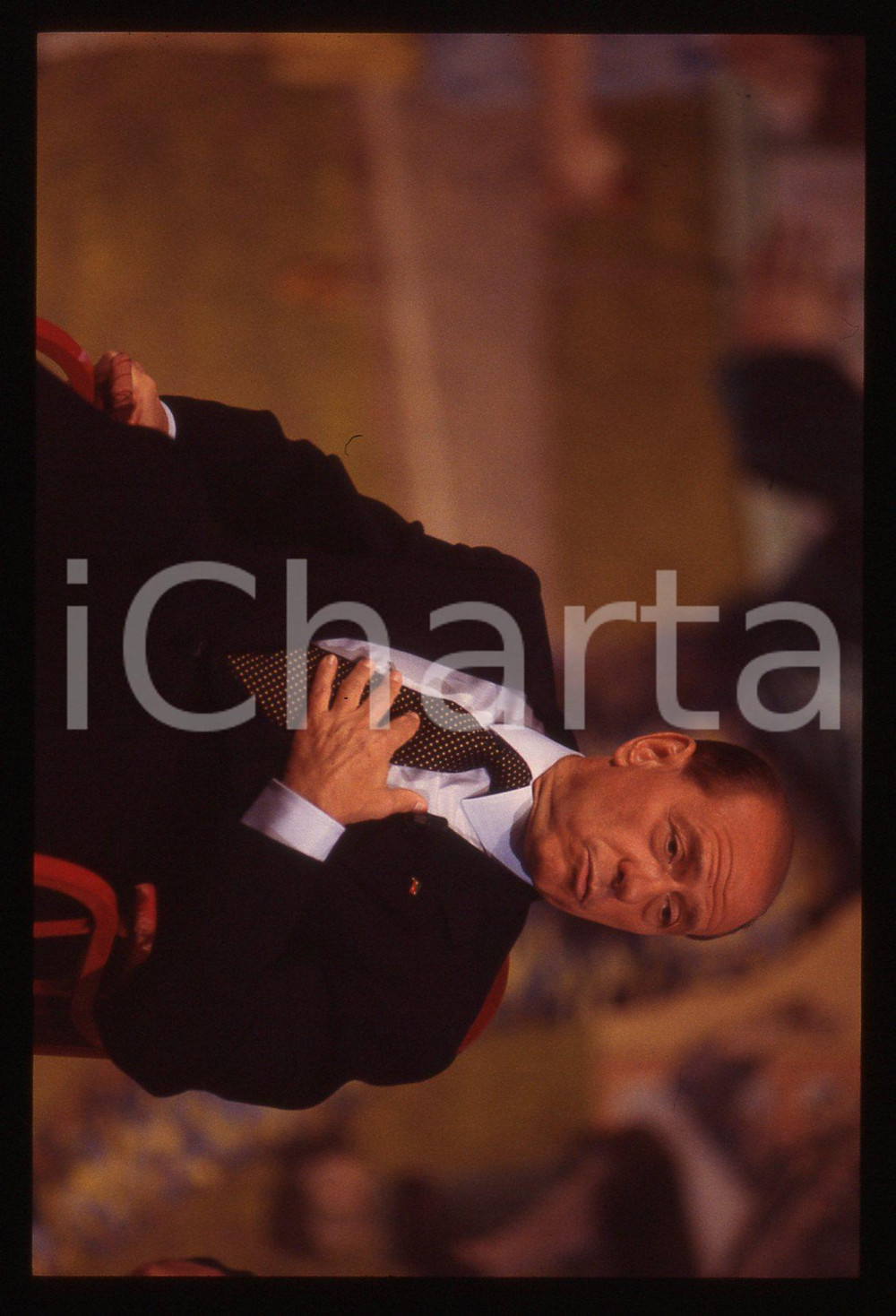 Silvio BERLUSCONI POLITICA convegno FORZA ITALIA 1995ca *35 mm vintage slide 229  Diapositiva d'epoca, in formato 35 mm.CONDIZIONI: GOODE' severamente vietata la riproduzione. Tutti i diritti sono riservati.ICharta mette in vendita, sul negozio eBay e in esclusiva sul sito "icharta" il proprio archivio composto da numerose diapositive e negativi fotografici d'epoca, tutti originali e autentici, che attraversano la storia del costume italiano tra gli la fine degli anni Sessanta e Novanta.Si tratta di uno sguardo inedito sull'attualità, la politica, la vita quotidiana, il gossip e la cultura, che fotografa il cambiamento della nazione in quest'ultimo scorcio del XX secolo. Un'occasione unica per il mercato del collezionismo, che vede finalmente disponibile un archivio eccezionale per vastità, tematiche e condizioni, in un settore (il negativo fotografico e la diapositiva) di assoluta novità e dalle interessanti prospettive di investimento.  GOOD/buono   originale e autentica 1