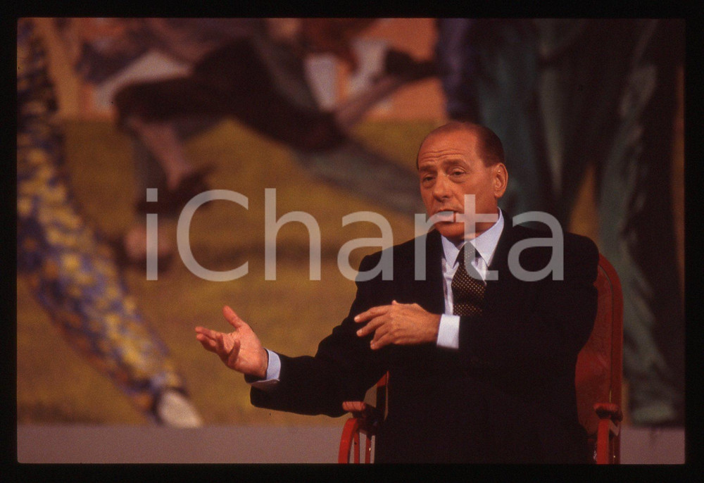 Silvio BERLUSCONI POLITICA convegno FORZA ITALIA 1995ca *35 mm vintage slide 231  Diapositiva d'epoca, in formato 35 mm.CONDIZIONI: GOODE' severamente vietata la riproduzione. Tutti i diritti sono riservati.Nella diapositiva ICharta mette in vendita, sul negozio eBay e in esclusiva sul sito "icharta" il proprio archivio composto da numerose diapositive e negativi fotografici d'epoca, tutti originali e autentici, che attraversano la storia del costume italiano tra gli la fine degli anni Sessanta e Novanta.Si tratta di uno sguardo inedito sull'attualit&agrave;, la politica, la vita quotidiana, il gossip e la cultura, che fotografa il cambiamento della nazione in quest'ultimo scorcio del XX secolo. Un'occasione unica per il mercato del collezionismo, che vede finalmente disponibile un archivio eccezionale per vastit&agrave;, tematiche e condizioni, in un settore (il negativo fotografico e la diapositiva) di assoluta novit&agrave; e dalle interessanti prospettive di investimento.  GOOD/buono   originale e autentica 1