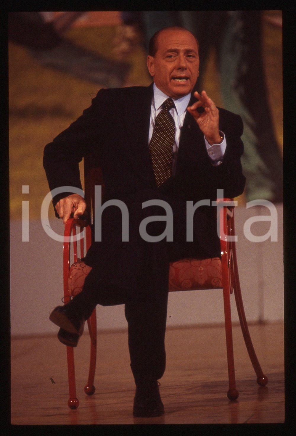 Silvio BERLUSCONI POLITICA convegno FORZA ITALIA 1995ca *35 mm vintage slide 232  Diapositiva d'epoca, in formato 35 mm.CONDIZIONI: GOODE' severamente vietata la riproduzione. Tutti i diritti sono riservati.ICharta mette in vendita, sul negozio eBay e in esclusiva sul sito "icharta" il proprio archivio composto da numerose diapositive e negativi fotografici d'epoca, tutti originali e autentici, che attraversano la storia del costume italiano tra gli la fine degli anni Sessanta e Novanta.Si tratta di uno sguardo inedito sull'attualità, la politica, la vita quotidiana, il gossip e la cultura, che fotografa il cambiamento della nazione in quest'ultimo scorcio del XX secolo. Un'occasione unica per il mercato del collezionismo, che vede finalmente disponibile un archivio eccezionale per vastità, tematiche e condizioni, in un settore (il negativo fotografico e la diapositiva) di assoluta novità e dalle interessanti prospettive di investimento.  GOOD/buono   originale e autentica 1