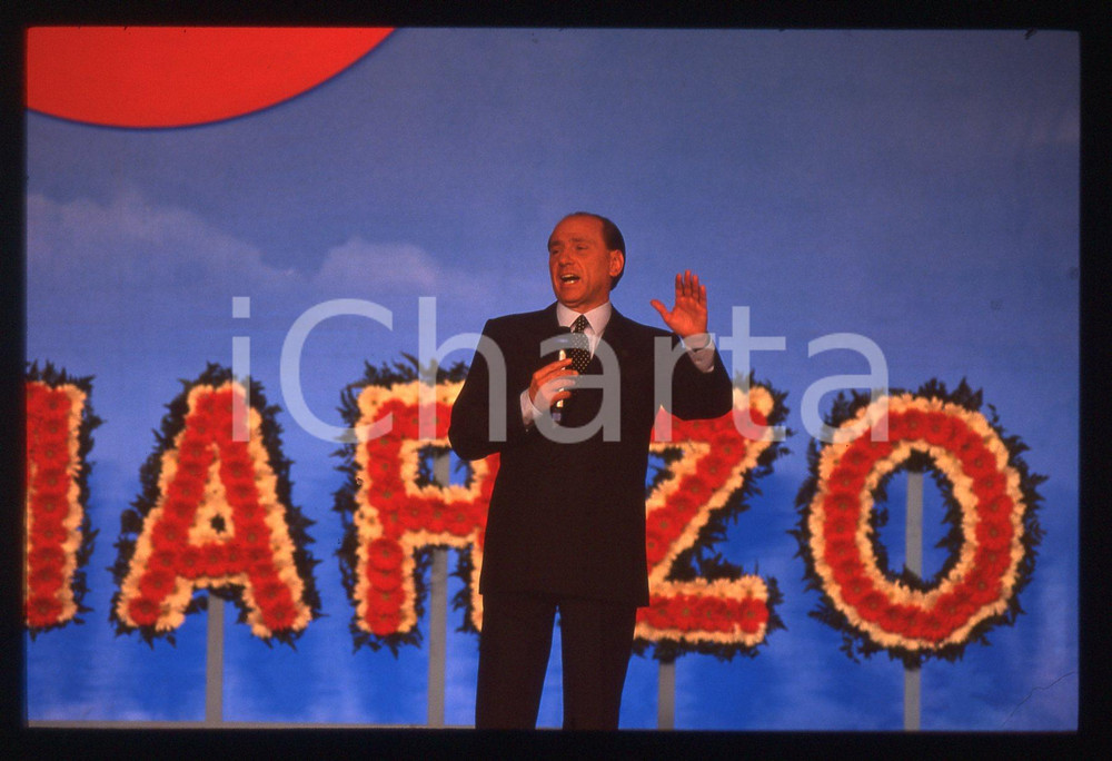 Silvio BERLUSCONI POLITICA convegno FORZA ITALIA 1995ca *35 mm vintage slide 235  Diapositiva d'epoca, in formato 35 mm.CONDIZIONI: GOODE' severamente vietata la riproduzione. Tutti i diritti sono riservati.Nella diapositiva ICharta mette in vendita, sul negozio eBay e in esclusiva sul sito "icharta" il proprio archivio composto da numerose diapositive e negativi fotografici d'epoca, tutti originali e autentici, che attraversano la storia del costume italiano tra gli la fine degli anni Sessanta e Novanta.Si tratta di uno sguardo inedito sull'attualit&agrave;, la politica, la vita quotidiana, il gossip e la cultura, che fotografa il cambiamento della nazione in quest'ultimo scorcio del XX secolo. Un'occasione unica per il mercato del collezionismo, che vede finalmente disponibile un archivio eccezionale per vastit&agrave;, tematiche e condizioni, in un settore (il negativo fotografico e la diapositiva) di assoluta novit&agrave; e dalle interessanti prospettive di investimento.  GOOD/buono   originale e autentica 1