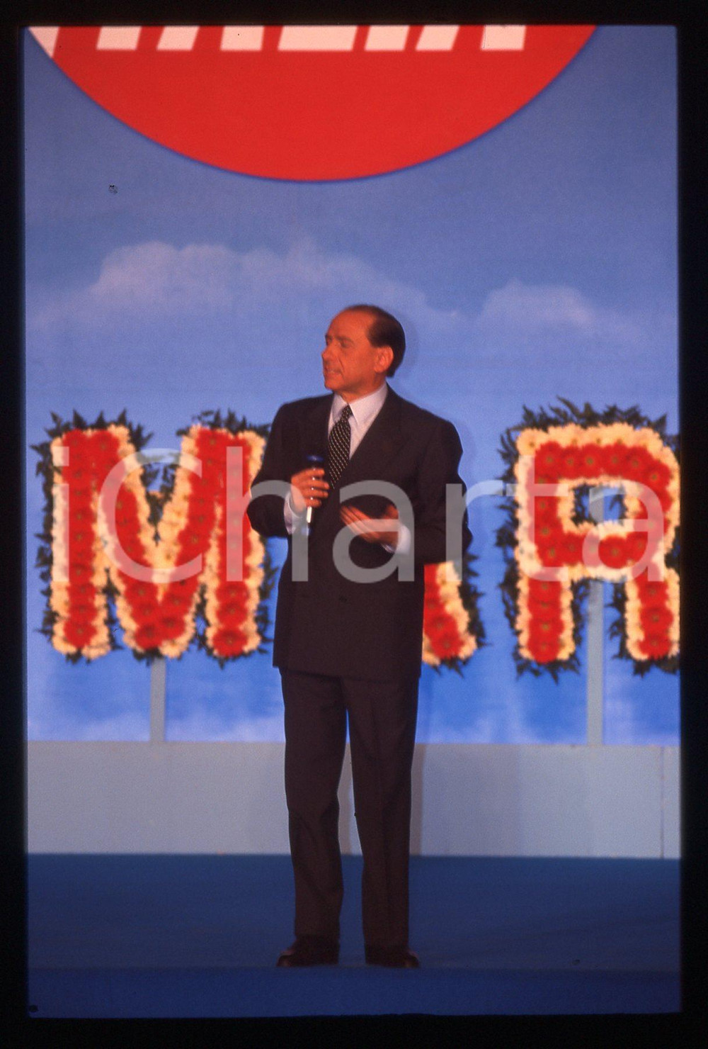 Silvio BERLUSCONI POLITICA convegno FORZA ITALIA 1995ca *35 mm vintage slide 236  Diapositiva d'epoca, in formato 35 mm.CONDIZIONI: GOODE' severamente vietata la riproduzione. Tutti i diritti sono riservati.ICharta mette in vendita, sul negozio eBay e in esclusiva sul sito "icharta" il proprio archivio composto da numerose diapositive e negativi fotografici d'epoca, tutti originali e autentici, che attraversano la storia del costume italiano tra gli la fine degli anni Sessanta e Novanta.Si tratta di uno sguardo inedito sull'attualità, la politica, la vita quotidiana, il gossip e la cultura, che fotografa il cambiamento della nazione in quest'ultimo scorcio del XX secolo. Un'occasione unica per il mercato del collezionismo, che vede finalmente disponibile un archivio eccezionale per vastità, tematiche e condizioni, in un settore (il negativo fotografico e la diapositiva) di assoluta novità e dalle interessanti prospettive di investimento.  GOOD/buono   originale e autentica 1