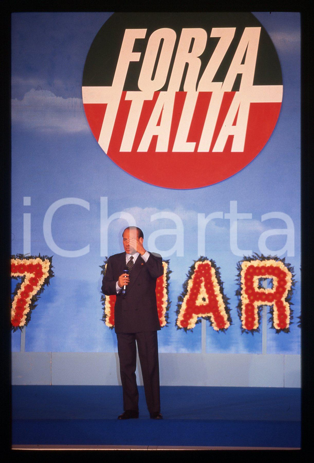 Silvio BERLUSCONI POLITICA convegno FORZA ITALIA 1995ca *35 mm vintage slide 238  Diapositiva d'epoca, in formato 35 mm.CONDIZIONI: GOODE' severamente vietata la riproduzione. Tutti i diritti sono riservati.ICharta mette in vendita, sul negozio eBay e in esclusiva sul sito "icharta" il proprio archivio composto da numerose diapositive e negativi fotografici d'epoca, tutti originali e autentici, che attraversano la storia del costume italiano tra gli la fine degli anni Sessanta e Novanta.Si tratta di uno sguardo inedito sull'attualità, la politica, la vita quotidiana, il gossip e la cultura, che fotografa il cambiamento della nazione in quest'ultimo scorcio del XX secolo. Un'occasione unica per il mercato del collezionismo, che vede finalmente disponibile un archivio eccezionale per vastità, tematiche e condizioni, in un settore (il negativo fotografico e la diapositiva) di assoluta novità e dalle interessanti prospettive di investimento.  GOOD/buono   originale e autentica 1