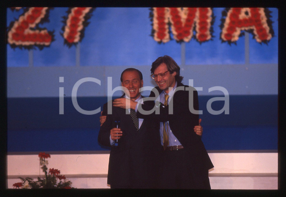 Silvio BERLUSCONI e Vittorio SGARBI FORZA ITALIA 1995 ca * 35 mm vintage slide 6  Diapositiva d'epoca, in formato 35 mm.CONDIZIONI: GOODE' severamente vietata la riproduzione. Tutti i diritti sono riservati.ICharta mette in vendita, sul negozio eBay e in esclusiva sul sito "icharta" il proprio archivio composto da numerose diapositive e negativi fotografici d'epoca, tutti originali e autentici, che attraversano la storia del costume italiano tra gli la fine degli anni Sessanta e Novanta.Si tratta di uno sguardo inedito sull'attualità, la politica, la vita quotidiana, il gossip e la cultura, che fotografa il cambiamento della nazione in quest'ultimo scorcio del XX secolo. Un'occasione unica per il mercato del collezionismo, che vede finalmente disponibile un archivio eccezionale per vastità, tematiche e condizioni, in un settore (il negativo fotografico e la diapositiva) di assoluta novità e dalle interessanti prospettive di investimento.  GOOD/buono   originale e autentica 1