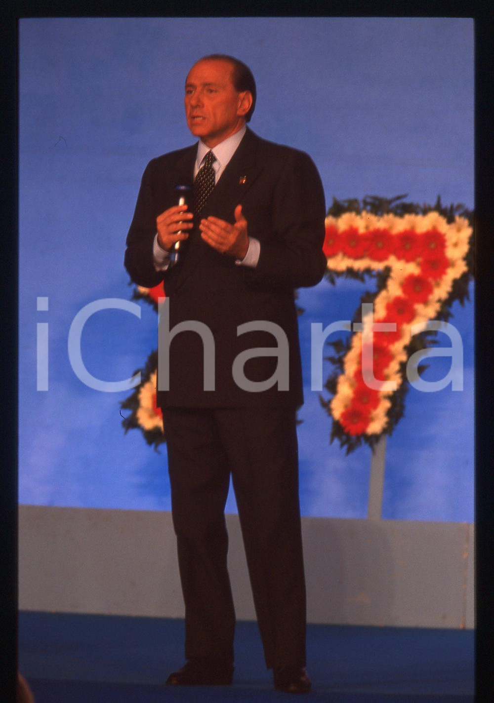 Silvio BERLUSCONI POLITICA convegno FORZA ITALIA 1995ca *35 mm vintage slide 241  Diapositiva d'epoca, in formato 35 mm.CONDIZIONI: GOODE' severamente vietata la riproduzione. Tutti i diritti sono riservati.ICharta mette in vendita, sul negozio eBay e in esclusiva sul sito "icharta" il proprio archivio composto da numerose diapositive e negativi fotografici d'epoca, tutti originali e autentici, che attraversano la storia del costume italiano tra gli la fine degli anni Sessanta e Novanta.Si tratta di uno sguardo inedito sull'attualità, la politica, la vita quotidiana, il gossip e la cultura, che fotografa il cambiamento della nazione in quest'ultimo scorcio del XX secolo. Un'occasione unica per il mercato del collezionismo, che vede finalmente disponibile un archivio eccezionale per vastità, tematiche e condizioni, in un settore (il negativo fotografico e la diapositiva) di assoluta novità e dalle interessanti prospettive di investimento.  GOOD/buono   originale e autentica 1