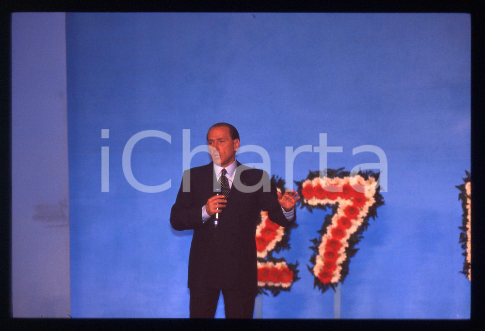Silvio BERLUSCONI POLITICA convegno FORZA ITALIA 1995ca *35 mm vintage slide 243  Diapositiva d'epoca, in formato 35 mm.CONDIZIONI: GOODE' severamente vietata la riproduzione. Tutti i diritti sono riservati.ICharta mette in vendita, sul negozio eBay e in esclusiva sul sito "icharta" il proprio archivio composto da numerose diapositive e negativi fotografici d'epoca, tutti originali e autentici, che attraversano la storia del costume italiano tra gli la fine degli anni Sessanta e Novanta.Si tratta di uno sguardo inedito sull'attualità, la politica, la vita quotidiana, il gossip e la cultura, che fotografa il cambiamento della nazione in quest'ultimo scorcio del XX secolo. Un'occasione unica per il mercato del collezionismo, che vede finalmente disponibile un archivio eccezionale per vastità, tematiche e condizioni, in un settore (il negativo fotografico e la diapositiva) di assoluta novità e dalle interessanti prospettive di investimento.  GOOD/buono   originale e autentica 1