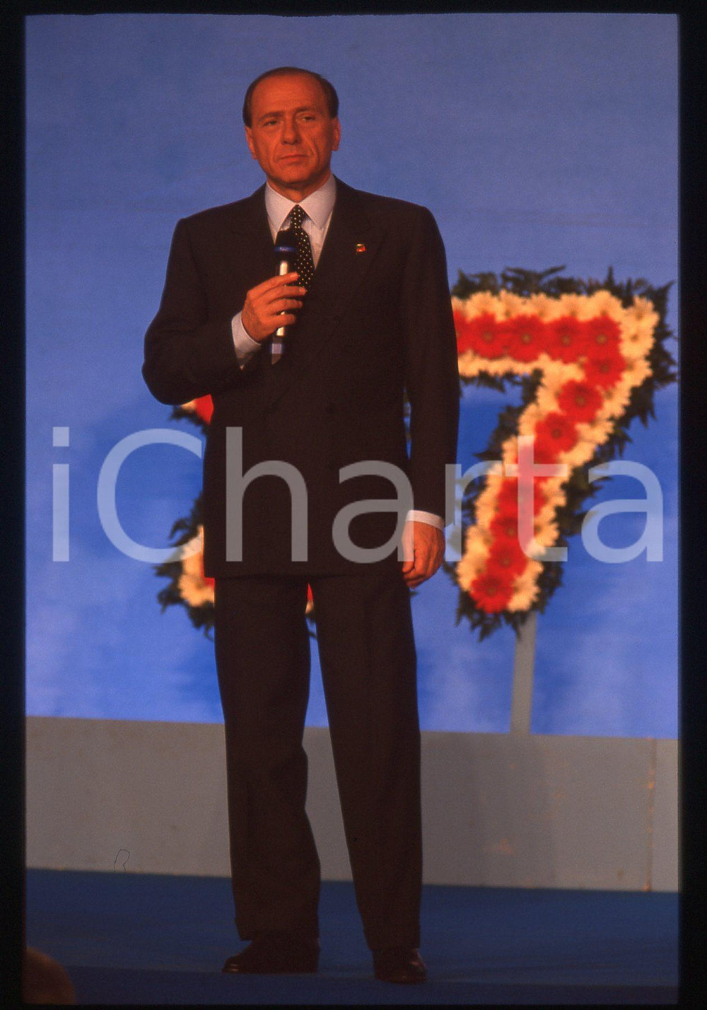 Silvio BERLUSCONI POLITICA convegno FORZA ITALIA 1995ca *35 mm vintage slide 244  Diapositiva d'epoca, in formato 35 mm.CONDIZIONI: GOODE' severamente vietata la riproduzione. Tutti i diritti sono riservati. ICharta mette in vendita, sul negozio eBay e in esclusiva sul sito "icharta" il proprio archivio composto da numerose diapositive e negativi fotografici d'epoca, tutti originali e autentici, che attraversano la storia del costume italiano tra gli la fine degli anni Sessanta e Novanta.Si tratta di uno sguardo inedito sull'attualità, la politica, la vita quotidiana, il gossip e la cultura, che fotografa il cambiamento della nazione in quest'ultimo scorcio del XX secolo. Un'occasione unica per il mercato del collezionismo, che vede finalmente disponibile un archivio eccezionale per vastità, tematiche e condizioni, in un settore (il negativo fotografico e la diapositiva) di assoluta novità e dalle interessanti prospettive di investimento.  GOOD/buono   originale e autentica 1