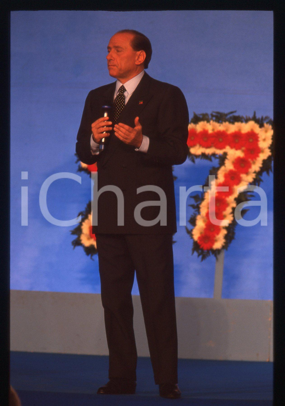 Silvio BERLUSCONI POLITICA convegno FORZA ITALIA 1995ca *35 mm vintage slide 245  Diapositiva d'epoca, in formato 35 mm.CONDIZIONI: GOODE' severamente vietata la riproduzione. Tutti i diritti sono riservati. ICharta mette in vendita, sul negozio eBay e in esclusiva sul sito "icharta" il proprio archivio composto da numerose diapositive e negativi fotografici d'epoca, tutti originali e autentici, che attraversano la storia del costume italiano tra gli la fine degli anni Sessanta e Novanta.Si tratta di uno sguardo inedito sull'attualità, la politica, la vita quotidiana, il gossip e la cultura, che fotografa il cambiamento della nazione in quest'ultimo scorcio del XX secolo. Un'occasione unica per il mercato del collezionismo, che vede finalmente disponibile un archivio eccezionale per vastità, tematiche e condizioni, in un settore (il negativo fotografico e la diapositiva) di assoluta novità e dalle interessanti prospettive di investimento.  GOOD/buono   originale e autentica 1