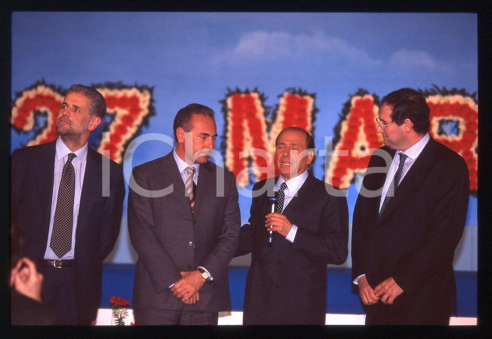 Silvio BERLUSCONI Enzo GHIGO Giancarlo GALAN - 1995 ca * 35 mm vintage slide Nella diapositiva è inoltre presente Roberto Formigoni. Diapositiva d'epoca, in formato 35 mm.CONDIZIONI: GOODE' severamente vietata la riproduzione. Tutti i diritti sono riservati.ICharta mette in vendita, sul negozio eBay e in esclusiva sul sito "icharta" il proprio archivio composto da numerose diapositive e negativi fotografici d'epoca, tutti originali e autentici, che attraversano la storia del costume italiano tra gli la fine degli anni Sessanta e Novanta.Si tratta di uno sguardo inedito sull'attualità, la politica, la vita quotidiana, il gossip e la cultura, che fotografa il cambiamento della nazione in quest'ultimo scorcio del XX secolo. Un'occasione unica per il mercato del collezionismo, che vede finalmente disponibile un archivio eccezionale per vastità, tematiche e condizioni, in un settore (il negativo fotografico e la diapositiva) di assoluta novità e dalle interessanti prospettive di investimento.  GOOD/buono   originale e autentica 1