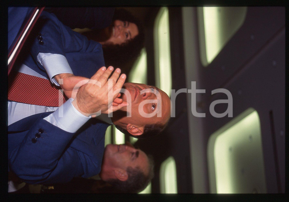 Silvio BERLUSCONI - convegno CONFINDUSTRIA 1995 * 35 mm vintage slide 22  Diapositiva d'epoca, in formato 35 mm.CONDIZIONI: GOODE' severamente vietata la riproduzione. Tutti i diritti sono riservati.ICharta mette in vendita, sul negozio eBay e in esclusiva sul sito "icharta" il proprio archivio composto da numerose diapositive e negativi fotografici d'epoca, tutti originali e autentici, che attraversano la storia del costume italiano tra gli la fine degli anni Sessanta e Novanta.Si tratta di uno sguardo inedito sull'attualità, la politica, la vita quotidiana, il gossip e la cultura, che fotografa il cambiamento della nazione in quest'ultimo scorcio del XX secolo. Un'occasione unica per il mercato del collezionismo, che vede finalmente disponibile un archivio eccezionale per vastità, tematiche e condizioni, in un settore (il negativo fotografico e la diapositiva) di assoluta novità e dalle interessanti prospettive di investimento.  GOOD/buono   originale e autentica 1