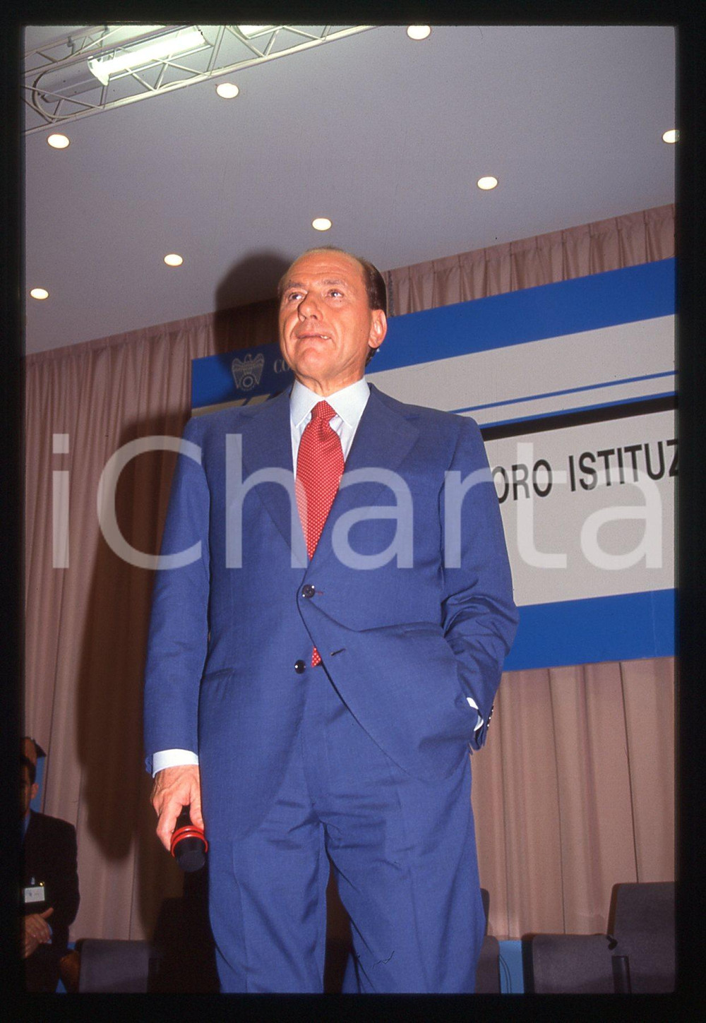 Silvio BERLUSCONI - convegno CONFINDUSTRIA 1995 * 35 mm vintage slide 24  Diapositiva d'epoca, in formato 35 mm.CONDIZIONI: GOODE' severamente vietata la riproduzione. Tutti i diritti sono riservati.ICharta mette in vendita, sul negozio eBay e in esclusiva sul sito "icharta" il proprio archivio composto da numerose diapositive e negativi fotografici d'epoca, tutti originali e autentici, che attraversano la storia del costume italiano tra gli la fine degli anni Sessanta e Novanta.Si tratta di uno sguardo inedito sull'attualità, la politica, la vita quotidiana, il gossip e la cultura, che fotografa il cambiamento della nazione in quest'ultimo scorcio del XX secolo. Un'occasione unica per il mercato del collezionismo, che vede finalmente disponibile un archivio eccezionale per vastità, tematiche e condizioni, in un settore (il negativo fotografico e la diapositiva) di assoluta novità e dalle interessanti prospettive di investimento.  GOOD/buono   originale e autentica 1