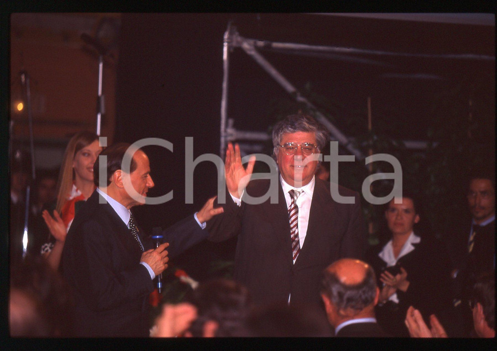 Silvio BERLUSCONI Domenico CONTESTABILE FORZA ITALIA 1995ca *35 mm vintage slide  Diapositiva d'epoca, in formato 35 mm.CONDIZIONI: GOODE' severamente vietata la riproduzione. Tutti i diritti sono riservati.ICharta mette in vendita, sul negozio eBay e in esclusiva sul sito "icharta" il proprio archivio composto da numerose diapositive e negativi fotografici d'epoca, tutti originali e autentici, che attraversano la storia del costume italiano tra gli la fine degli anni Sessanta e Novanta.Si tratta di uno sguardo inedito sull'attualità, la politica, la vita quotidiana, il gossip e la cultura, che fotografa il cambiamento della nazione in quest'ultimo scorcio del XX secolo. Un'occasione unica per il mercato del collezionismo, che vede finalmente disponibile un archivio eccezionale per vastità, tematiche e condizioni, in un settore (il negativo fotografico e la diapositiva) di assoluta novità e dalle interessanti prospettive di investimento.  GOOD/buono   originale e autentica 1