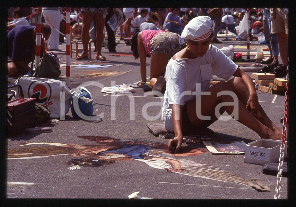 1991 CURTATONE Fiera delle Grazie - Madonnari * 35 mm vintage slide 2  Diapositiva d'epoca, in formato 35 mm.CONDIZIONI: GOODE' severamente vietata la riproduzione. Tutti i diritti sono riservati. ICharta mette in vendita, sul negozio eBay e in esclusiva sul sito "icharta" il proprio archivio composto da numerose diapositive e negativi fotografici d'epoca, tutti originali e autentici, che attraversano la storia del costume italiano tra gli la fine degli anni Sessanta e Novanta.Si tratta di uno sguardo inedito sull'attualità, la politica, la vita quotidiana, il gossip e la cultura, che fotografa il cambiamento della nazione in quest'ultimo scorcio del XX secolo. Un'occasione unica per il mercato del collezionismo, che vede finalmente disponibile un archivio eccezionale per vastità, tematiche e condizioni, in un settore (il negativo fotografico e la diapositiva) di assoluta novità e dalle interessanti prospettive di investimento.  GOOD/buono   originale e autentica 1
