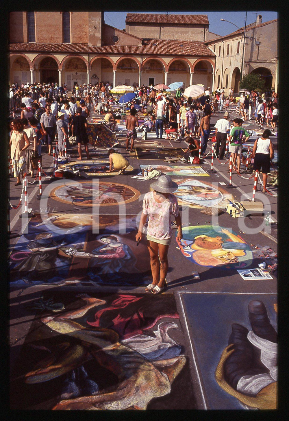 1991 CURTATONE Fiera delle Grazie - Madonnari * 35 mm vintage slide 3  Diapositiva d'epoca, in formato 35 mm.CONDIZIONI: GOODE' severamente vietata la riproduzione. Tutti i diritti sono riservati. ICharta mette in vendita, sul negozio eBay e in esclusiva sul sito "icharta" il proprio archivio composto da numerose diapositive e negativi fotografici d'epoca, tutti originali e autentici, che attraversano la storia del costume italiano tra gli la fine degli anni Sessanta e Novanta.Si tratta di uno sguardo inedito sull'attualità, la politica, la vita quotidiana, il gossip e la cultura, che fotografa il cambiamento della nazione in quest'ultimo scorcio del XX secolo. Un'occasione unica per il mercato del collezionismo, che vede finalmente disponibile un archivio eccezionale per vastità, tematiche e condizioni, in un settore (il negativo fotografico e la diapositiva) di assoluta novità e dalle interessanti prospettive di investimento.  GOOD/buono   originale e autentica 1
