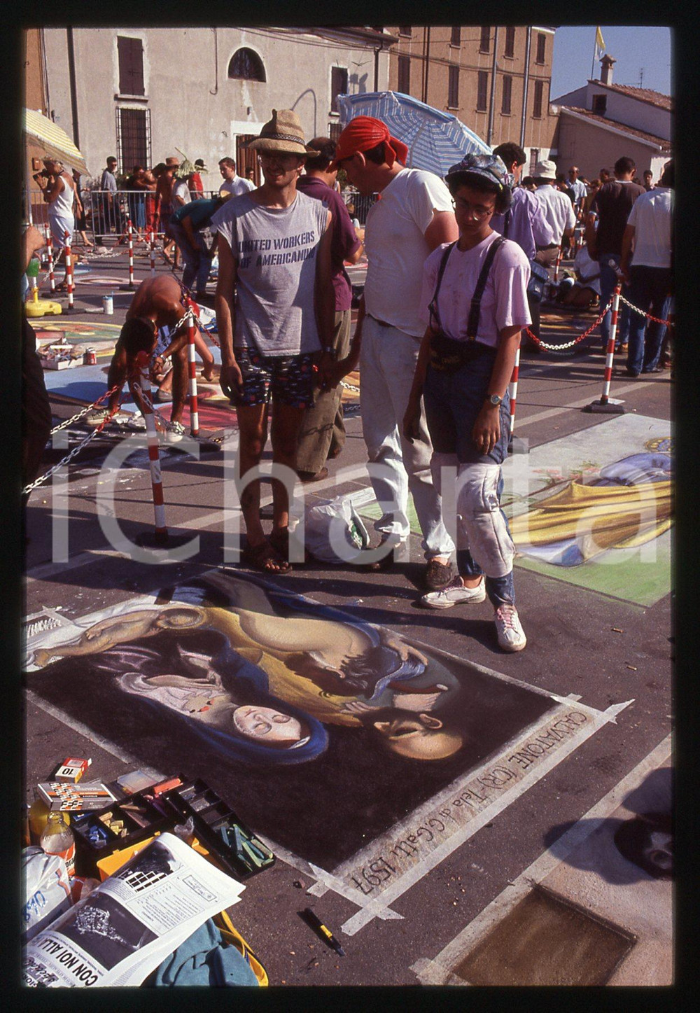 1991 CURTATONE Fiera delle Grazie - Madonnari * 35 mm vintage slide 4  Diapositiva d'epoca, in formato 35 mm.CONDIZIONI: GOODE' severamente vietata la riproduzione. Tutti i diritti sono riservati.ICharta mette in vendita, sul negozio eBay e in esclusiva sul sito "icharta" il proprio archivio composto da numerose diapositive e negativi fotografici d'epoca, tutti originali e autentici, che attraversano la storia del costume italiano tra gli la fine degli anni Sessanta e Novanta.Si tratta di uno sguardo inedito sull'attualità, la politica, la vita quotidiana, il gossip e la cultura, che fotografa il cambiamento della nazione in quest'ultimo scorcio del XX secolo. Un'occasione unica per il mercato del collezionismo, che vede finalmente disponibile un archivio eccezionale per vastità, tematiche e condizioni, in un settore (il negativo fotografico e la diapositiva) di assoluta novità e dalle interessanti prospettive di investimento.  GOOD/buono   originale e autentica 1