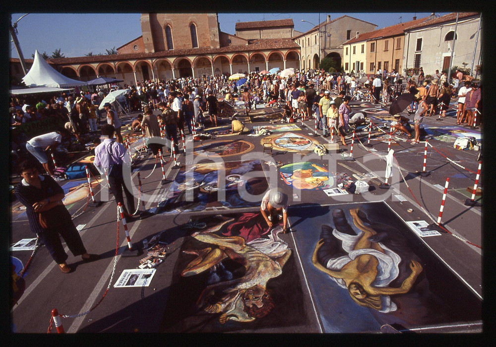 1991 CURTATONE Fiera delle Grazie - Madonnari * 35 mm vintage slide 5  Diapositiva d'epoca, in formato 35 mm.CONDIZIONI: GOODE' severamente vietata la riproduzione. Tutti i diritti sono riservati.ICharta mette in vendita, sul negozio eBay e in esclusiva sul sito "icharta" il proprio archivio composto da numerose diapositive e negativi fotografici d'epoca, tutti originali e autentici, che attraversano la storia del costume italiano tra gli la fine degli anni Sessanta e Novanta.Si tratta di uno sguardo inedito sull'attualità, la politica, la vita quotidiana, il gossip e la cultura, che fotografa il cambiamento della nazione in quest'ultimo scorcio del XX secolo. Un'occasione unica per il mercato del collezionismo, che vede finalmente disponibile un archivio eccezionale per vastità, tematiche e condizioni, in un settore (il negativo fotografico e la diapositiva) di assoluta novità e dalle interessanti prospettive di investimento.  GOOD/buono   originale e autentica 1