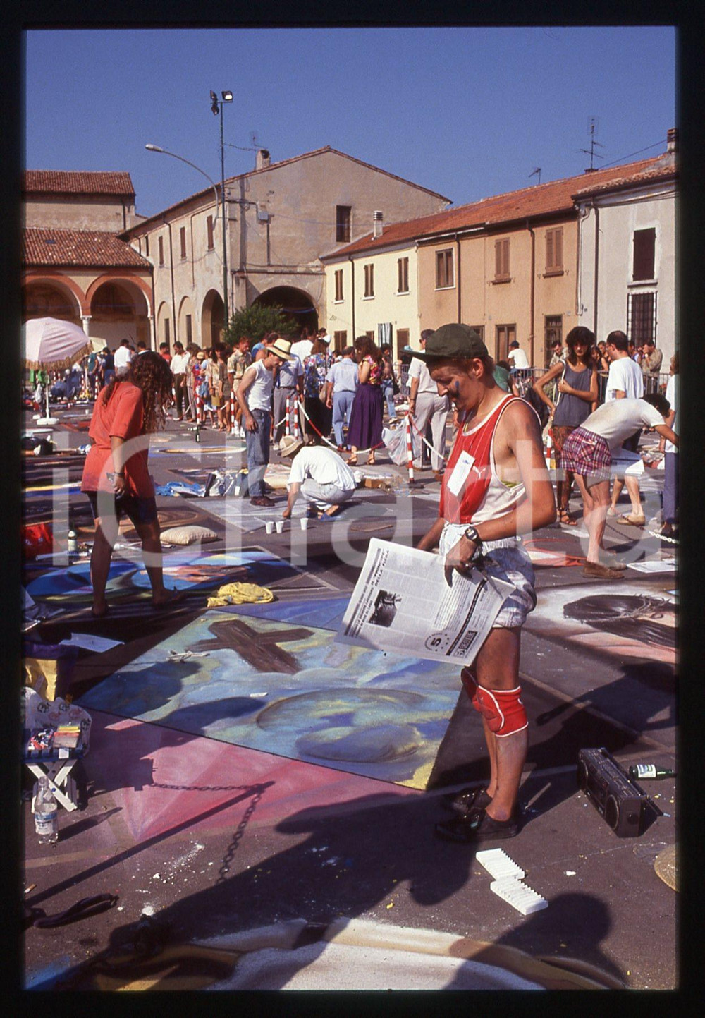 1991 CURTATONE Fiera delle Grazie - Madonnari * 35 mm vintage slide 7  Diapositiva d'epoca, in formato 35 mm.CONDIZIONI: GOODE' severamente vietata la riproduzione. Tutti i diritti sono riservati.ICharta mette in vendita, sul negozio eBay e in esclusiva sul sito "icharta" il proprio archivio composto da numerose diapositive e negativi fotografici d'epoca, tutti originali e autentici, che attraversano la storia del costume italiano tra gli la fine degli anni Sessanta e Novanta.Si tratta di uno sguardo inedito sull'attualità, la politica, la vita quotidiana, il gossip e la cultura, che fotografa il cambiamento della nazione in quest'ultimo scorcio del XX secolo. Un'occasione unica per il mercato del collezionismo, che vede finalmente disponibile un archivio eccezionale per vastità, tematiche e condizioni, in un settore (il negativo fotografico e la diapositiva) di assoluta novità e dalle interessanti prospettive di investimento.  GOOD/buono   originale e autentica 1