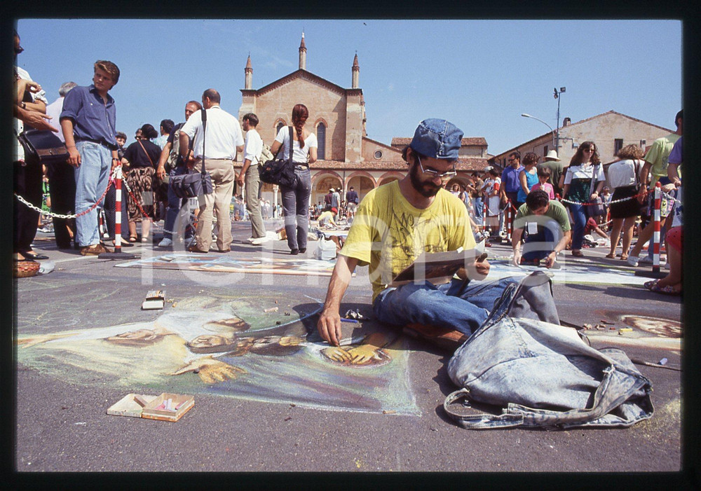 1991 CURTATONE Fiera delle Grazie - Madonnari * 35 mm vintage slide 11  Diapositiva d'epoca, in formato 35 mm.CONDIZIONI: GOODE' severamente vietata la riproduzione. Tutti i diritti sono riservati.ICharta mette in vendita, sul negozio eBay e in esclusiva sul sito "icharta" il proprio archivio composto da numerose diapositive e negativi fotografici d'epoca, tutti originali e autentici, che attraversano la storia del costume italiano tra gli la fine degli anni Sessanta e Novanta.Si tratta di uno sguardo inedito sull'attualità, la politica, la vita quotidiana, il gossip e la cultura, che fotografa il cambiamento della nazione in quest'ultimo scorcio del XX secolo. Un'occasione unica per il mercato del collezionismo, che vede finalmente disponibile un archivio eccezionale per vastità, tematiche e condizioni, in un settore (il negativo fotografico e la diapositiva) di assoluta novità e dalle interessanti prospettive di investimento.  GOOD/buono   originale e autentica 1