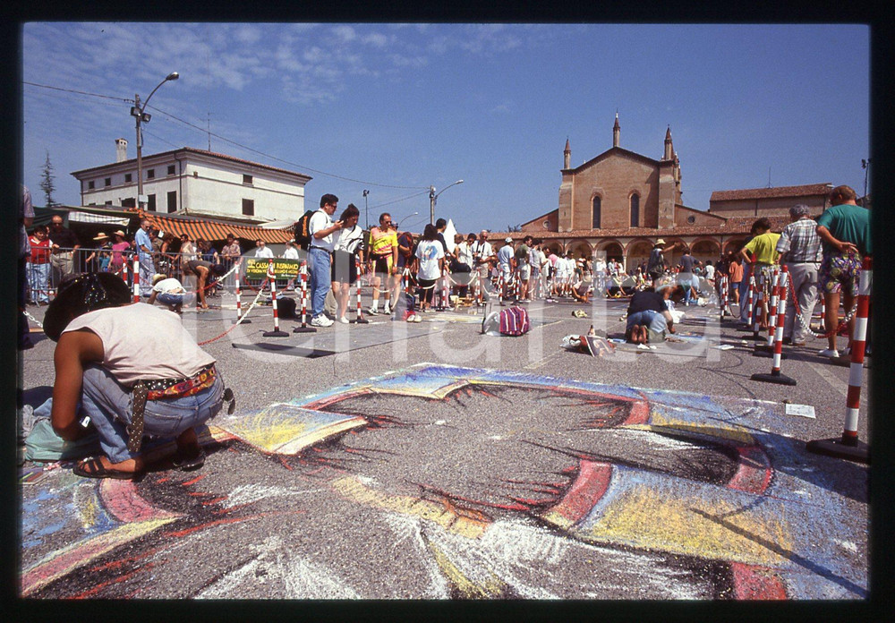 1991 CURTATONE Fiera delle Grazie - Madonnari * 35 mm vintage slide 12  Diapositiva d'epoca, in formato 35 mm.CONDIZIONI: GOODE' severamente vietata la riproduzione. Tutti i diritti sono riservati.ICharta mette in vendita, sul negozio eBay e in esclusiva sul sito "icharta" il proprio archivio composto da numerose diapositive e negativi fotografici d'epoca, tutti originali e autentici, che attraversano la storia del costume italiano tra gli la fine degli anni Sessanta e Novanta.Si tratta di uno sguardo inedito sull'attualità, la politica, la vita quotidiana, il gossip e la cultura, che fotografa il cambiamento della nazione in quest'ultimo scorcio del XX secolo. Un'occasione unica per il mercato del collezionismo, che vede finalmente disponibile un archivio eccezionale per vastità, tematiche e condizioni, in un settore (il negativo fotografico e la diapositiva) di assoluta novità e dalle interessanti prospettive di investimento.  GOOD/buono   originale e autentica 1