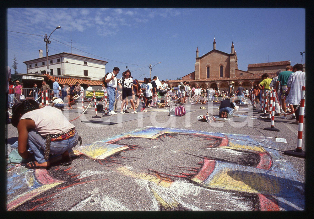 1991 CURTATONE Fiera delle Grazie - Madonnari * 35 mm vintage slide 13  Diapositiva d'epoca, in formato 35 mm.CONDIZIONI: GOODE' severamente vietata la riproduzione. Tutti i diritti sono riservati.ICharta mette in vendita, sul negozio eBay e in esclusiva sul sito "icharta" il proprio archivio composto da numerose diapositive e negativi fotografici d'epoca, tutti originali e autentici, che attraversano la storia del costume italiano tra gli la fine degli anni Sessanta e Novanta.Si tratta di uno sguardo inedito sull'attualità, la politica, la vita quotidiana, il gossip e la cultura, che fotografa il cambiamento della nazione in quest'ultimo scorcio del XX secolo. Un'occasione unica per il mercato del collezionismo, che vede finalmente disponibile un archivio eccezionale per vastità, tematiche e condizioni, in un settore (il negativo fotografico e la diapositiva) di assoluta novità e dalle interessanti prospettive di investimento.  GOOD/buono   originale e autentica 1