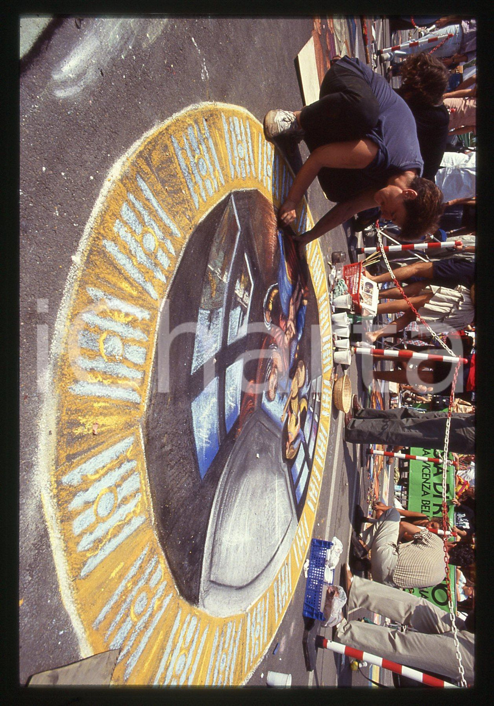 1991 CURTATONE Fiera delle Grazie - Madonnari * 35 mm vintage slide 14  Diapositiva d'epoca, in formato 35 mm.CONDIZIONI: GOODE' severamente vietata la riproduzione. Tutti i diritti sono riservati.ICharta mette in vendita, sul negozio eBay e in esclusiva sul sito "icharta" il proprio archivio composto da numerose diapositive e negativi fotografici d'epoca, tutti originali e autentici, che attraversano la storia del costume italiano tra gli la fine degli anni Sessanta e Novanta.Si tratta di uno sguardo inedito sull'attualità, la politica, la vita quotidiana, il gossip e la cultura, che fotografa il cambiamento della nazione in quest'ultimo scorcio del XX secolo. Un'occasione unica per il mercato del collezionismo, che vede finalmente disponibile un archivio eccezionale per vastità, tematiche e condizioni, in un settore (il negativo fotografico e la diapositiva) di assoluta novità e dalle interessanti prospettive di investimento.  GOOD/buono   originale e autentica 1