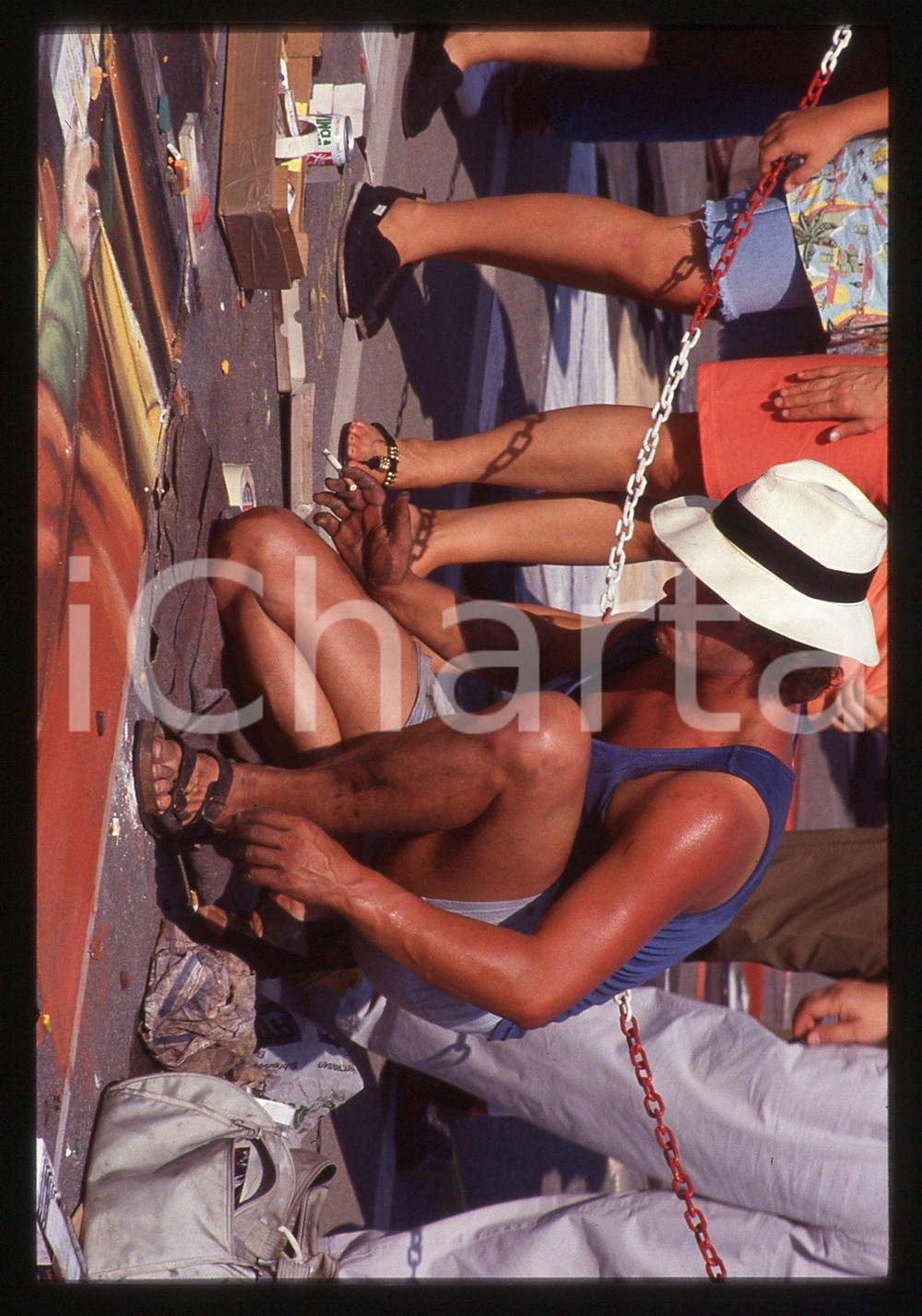 1991 CURTATONE Fiera delle Grazie - Madonnari * 35 mm vintage slide 19  Diapositiva d'epoca, in formato 35 mm.CONDIZIONI: GOODE' severamente vietata la riproduzione. Tutti i diritti sono riservati.Nella diapositiva ICharta mette in vendita, sul negozio eBay e in esclusiva sul sito "icharta" il proprio archivio composto da numerose diapositive e negativi fotografici d'epoca, tutti originali e autentici, che attraversano la storia del costume italiano tra gli la fine degli anni Sessanta e Novanta.Si tratta di uno sguardo inedito sull'attualit&agrave;, la politica, la vita quotidiana, il gossip e la cultura, che fotografa il cambiamento della nazione in quest'ultimo scorcio del XX secolo. Un'occasione unica per il mercato del collezionismo, che vede finalmente disponibile un archivio eccezionale per vastit&agrave;, tematiche e condizioni, in un settore (il negativo fotografico e la diapositiva) di assoluta novit&agrave; e dalle interessanti prospettive di investimento.  GOOD/buono   originale e autentica 1