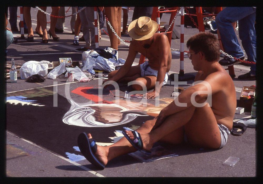 1991 CURTATONE Fiera delle Grazie - Madonnari * 35 mm vintage slide 20  Diapositiva d'epoca, in formato 35 mm.CONDIZIONI: GOODE' severamente vietata la riproduzione. Tutti i diritti sono riservati.ICharta mette in vendita, sul negozio eBay e in esclusiva sul sito "icharta" il proprio archivio composto da numerose diapositive e negativi fotografici d'epoca, tutti originali e autentici, che attraversano la storia del costume italiano tra gli la fine degli anni Sessanta e Novanta.Si tratta di uno sguardo inedito sull'attualità, la politica, la vita quotidiana, il gossip e la cultura, che fotografa il cambiamento della nazione in quest'ultimo scorcio del XX secolo. Un'occasione unica per il mercato del collezionismo, che vede finalmente disponibile un archivio eccezionale per vastità, tematiche e condizioni, in un settore (il negativo fotografico e la diapositiva) di assoluta novità e dalle interessanti prospettive di investimento.  GOOD/buono   originale e autentica 1
