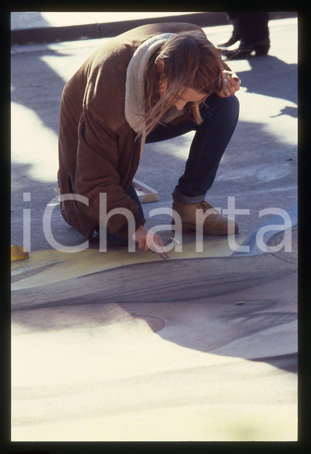1990 ca MILANO - Madonnari in Piazza del DUOMO * 35 mm vintage slide  Diapositiva d'epoca, in formato 35 mm.CONDIZIONI: GOODE' severamente vietata la riproduzione. Tutti i diritti sono riservati.ICharta mette in vendita, sul negozio eBay e in esclusiva sul sito "icharta" il proprio archivio composto da numerose diapositive e negativi fotografici d'epoca, tutti originali e autentici, che attraversano la storia del costume italiano tra gli la fine degli anni Sessanta e Novanta.Si tratta di uno sguardo inedito sull'attualità, la politica, la vita quotidiana, il gossip e la cultura, che fotografa il cambiamento della nazione in quest'ultimo scorcio del XX secolo. Un'occasione unica per il mercato del collezionismo, che vede finalmente disponibile un archivio eccezionale per vastità, tematiche e condizioni, in un settore (il negativo fotografico e la diapositiva) di assoluta novità e dalle interessanti prospettive di investimento.  GOOD/buono   originale e autentica 1