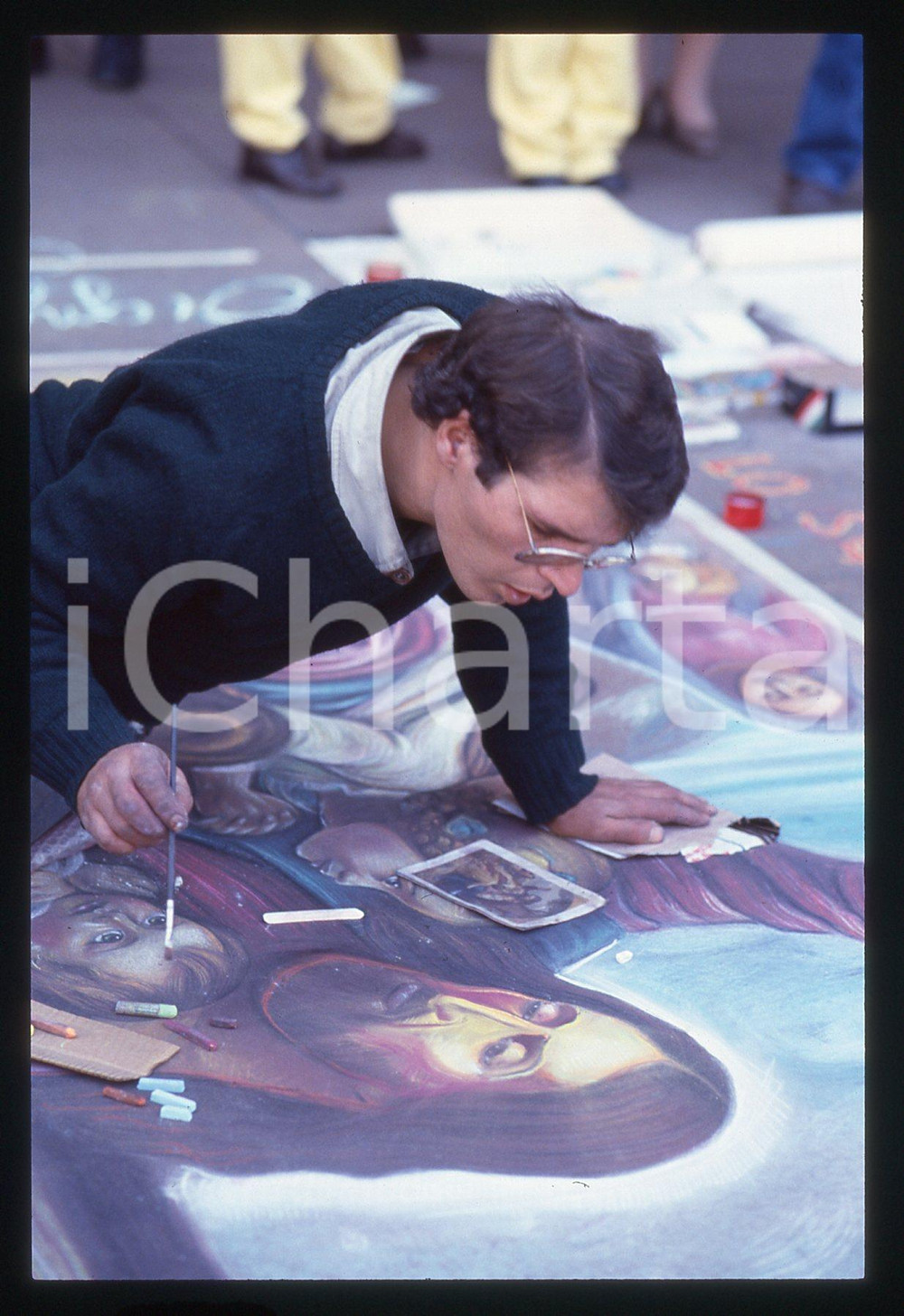 1990 ca MILANO - Madonnari in Piazza del DUOMO * 35 mm vintage slide 2  Diapositiva d'epoca, in formato 35 mm.CONDIZIONI: GOODE' severamente vietata la riproduzione. Tutti i diritti sono riservati. ICharta mette in vendita, sul negozio eBay e in esclusiva sul sito "icharta" il proprio archivio composto da numerose diapositive e negativi fotografici d'epoca, tutti originali e autentici, che attraversano la storia del costume italiano tra gli la fine degli anni Sessanta e Novanta.Si tratta di uno sguardo inedito sull'attualità, la politica, la vita quotidiana, il gossip e la cultura, che fotografa il cambiamento della nazione in quest'ultimo scorcio del XX secolo. Un'occasione unica per il mercato del collezionismo, che vede finalmente disponibile un archivio eccezionale per vastità, tematiche e condizioni, in un settore (il negativo fotografico e la diapositiva) di assoluta novità e dalle interessanti prospettive di investimento.  GOOD/buono   originale e autentica 1