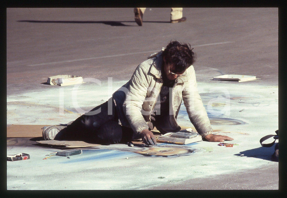 1990 ca MILANO - Madonnari in Piazza del DUOMO * 35 mm vintage slide 3  Diapositiva d'epoca, in formato 35 mm.CONDIZIONI: GOODE' severamente vietata la riproduzione. Tutti i diritti sono riservati. ICharta mette in vendita, sul negozio eBay e in esclusiva sul sito "icharta" il proprio archivio composto da numerose diapositive e negativi fotografici d'epoca, tutti originali e autentici, che attraversano la storia del costume italiano tra gli la fine degli anni Sessanta e Novanta.Si tratta di uno sguardo inedito sull'attualità, la politica, la vita quotidiana, il gossip e la cultura, che fotografa il cambiamento della nazione in quest'ultimo scorcio del XX secolo. Un'occasione unica per il mercato del collezionismo, che vede finalmente disponibile un archivio eccezionale per vastità, tematiche e condizioni, in un settore (il negativo fotografico e la diapositiva) di assoluta novità e dalle interessanti prospettive di investimento.  GOOD/buono   originale e autentica 1