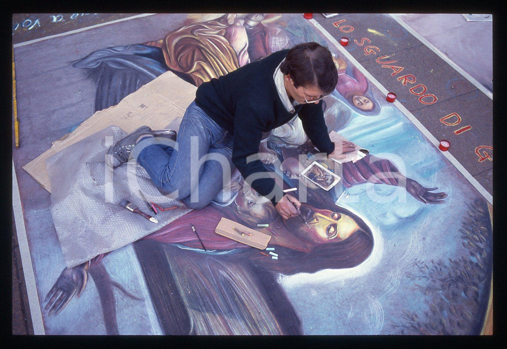 1990 ca MILANO - Madonnari in Piazza del DUOMO * 35 mm vintage slide 4  Diapositiva d'epoca, in formato 35 mm.CONDIZIONI: GOODE' severamente vietata la riproduzione. Tutti i diritti sono riservati. ICharta mette in vendita, sul negozio eBay e in esclusiva sul sito "icharta" il proprio archivio composto da numerose diapositive e negativi fotografici d'epoca, tutti originali e autentici, che attraversano la storia del costume italiano tra gli la fine degli anni Sessanta e Novanta.Si tratta di uno sguardo inedito sull'attualità, la politica, la vita quotidiana, il gossip e la cultura, che fotografa il cambiamento della nazione in quest'ultimo scorcio del XX secolo. Un'occasione unica per il mercato del collezionismo, che vede finalmente disponibile un archivio eccezionale per vastità, tematiche e condizioni, in un settore (il negativo fotografico e la diapositiva) di assoluta novità e dalle interessanti prospettive di investimento.  GOOD/buono   originale e autentica 1