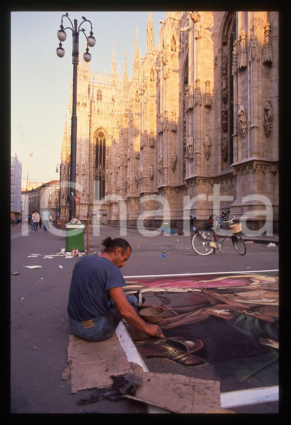 1990 ca MILANO - Madonnari in Piazza del DUOMO * 35 mm vintage slide 6  Diapositiva d'epoca, in formato 35 mm.CONDIZIONI: GOODE' severamente vietata la riproduzione. Tutti i diritti sono riservati.ICharta mette in vendita, sul negozio eBay e in esclusiva sul sito "icharta" il proprio archivio composto da numerose diapositive e negativi fotografici d'epoca, tutti originali e autentici, che attraversano la storia del costume italiano tra gli la fine degli anni Sessanta e Novanta.Si tratta di uno sguardo inedito sull'attualità, la politica, la vita quotidiana, il gossip e la cultura, che fotografa il cambiamento della nazione in quest'ultimo scorcio del XX secolo. Un'occasione unica per il mercato del collezionismo, che vede finalmente disponibile un archivio eccezionale per vastità, tematiche e condizioni, in un settore (il negativo fotografico e la diapositiva) di assoluta novità e dalle interessanti prospettive di investimento.  GOOD/buono   originale e autentica 1