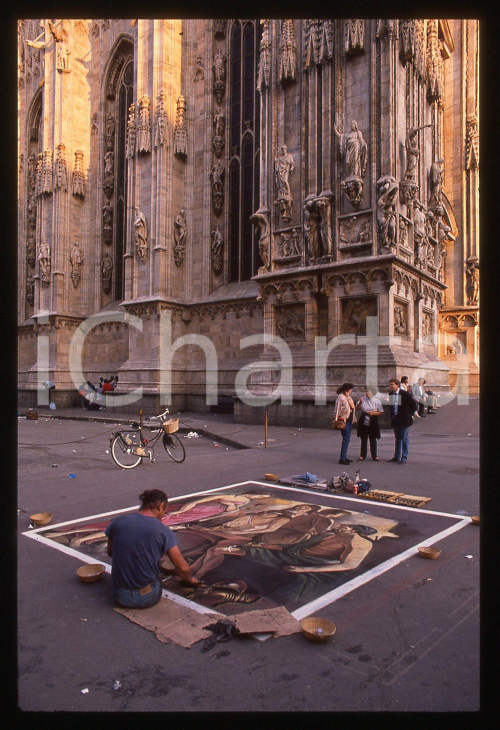 1990 ca MILANO - Madonnari in Piazza del DUOMO * 35 mm vintage slide 8  Diapositiva d'epoca, in formato 35 mm.CONDIZIONI: GOODE' severamente vietata la riproduzione. Tutti i diritti sono riservati. ICharta mette in vendita, sul negozio eBay e in esclusiva sul sito "icharta" il proprio archivio composto da numerose diapositive e negativi fotografici d'epoca, tutti originali e autentici, che attraversano la storia del costume italiano tra gli la fine degli anni Sessanta e Novanta.Si tratta di uno sguardo inedito sull'attualità, la politica, la vita quotidiana, il gossip e la cultura, che fotografa il cambiamento della nazione in quest'ultimo scorcio del XX secolo. Un'occasione unica per il mercato del collezionismo, che vede finalmente disponibile un archivio eccezionale per vastità, tematiche e condizioni, in un settore (il negativo fotografico e la diapositiva) di assoluta novità e dalle interessanti prospettive di investimento.  GOOD/buono   originale e autentica 1