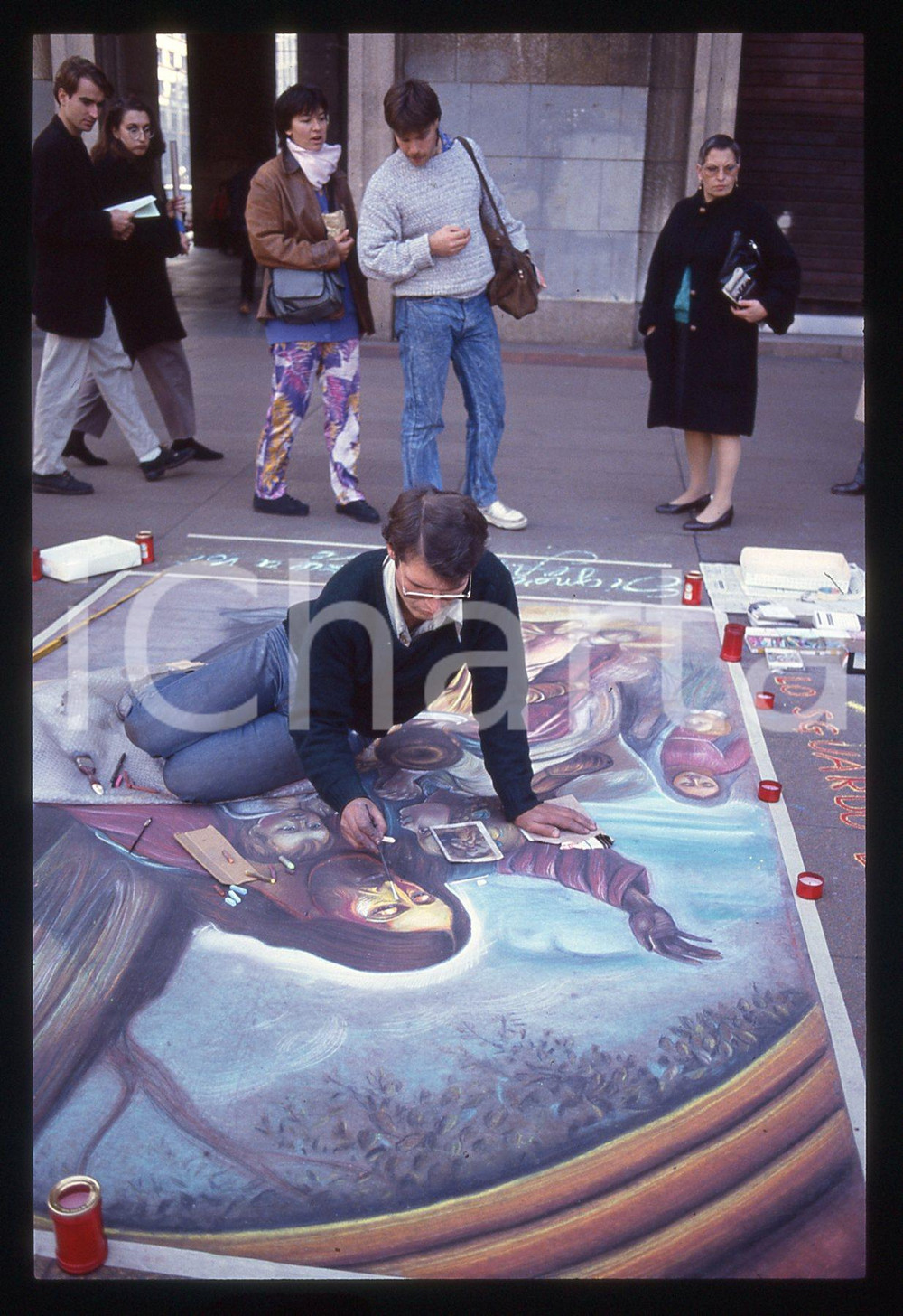 1990 ca MILANO - Madonnari in Piazza del DUOMO * 35 mm vintage slide 9  Diapositiva d'epoca, in formato 35 mm.CONDIZIONI: GOODE' severamente vietata la riproduzione. Tutti i diritti sono riservati. ICharta mette in vendita, sul negozio eBay e in esclusiva sul sito "icharta" il proprio archivio composto da numerose diapositive e negativi fotografici d'epoca, tutti originali e autentici, che attraversano la storia del costume italiano tra gli la fine degli anni Sessanta e Novanta.Si tratta di uno sguardo inedito sull'attualità, la politica, la vita quotidiana, il gossip e la cultura, che fotografa il cambiamento della nazione in quest'ultimo scorcio del XX secolo. Un'occasione unica per il mercato del collezionismo, che vede finalmente disponibile un archivio eccezionale per vastità, tematiche e condizioni, in un settore (il negativo fotografico e la diapositiva) di assoluta novità e dalle interessanti prospettive di investimento.  GOOD/buono   originale e autentica 1
